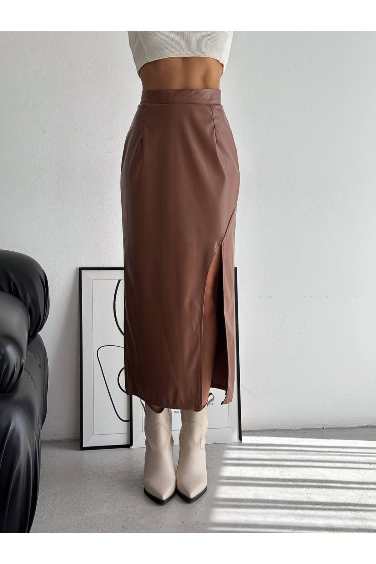 Taba Yırtmaçlı Beli Lastikli Pensli Mevsimlik Uzun Deri Etek 90 Cm Taba Yırtmaçlı Beli Lastikli Pensli Mevsimlik Uzun Deri Etek 90 Cm