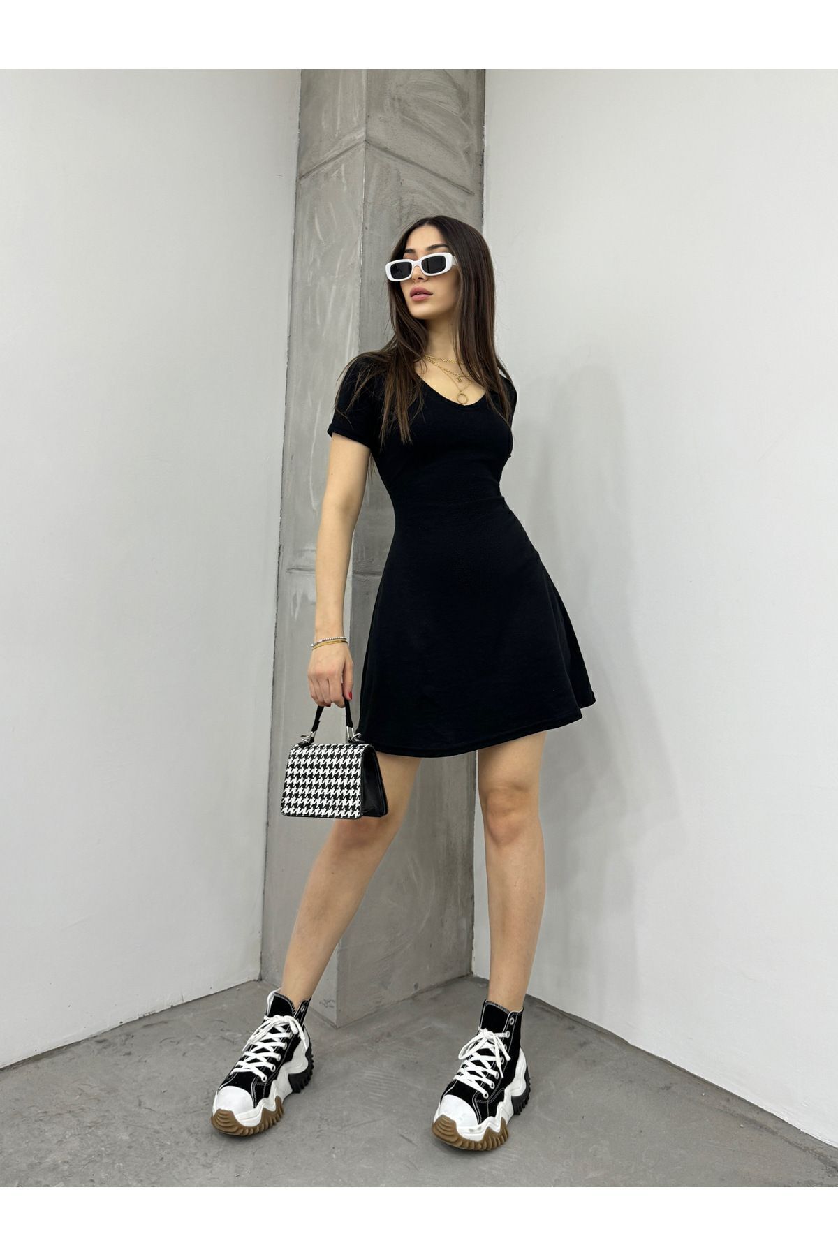 Kadın Yazlık Regular Fit Mini Basic V Yaka Kısa Kollu Pamuk Elbise Siyah Kadın Yazlık Regular Fit Mini Basic V Yaka Kısa Kollu Pamuk Elbise Siyah