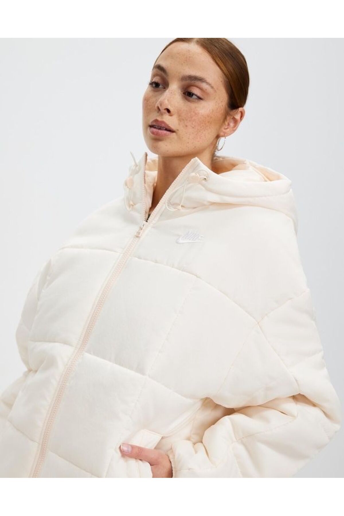 Sportswear Classic Puffer Therma-FIT Bol Kapüşonlu Kadın Mont Sportswear Classic Puffer Therma-FIT Bol Kapüşonlu Kadın Mont