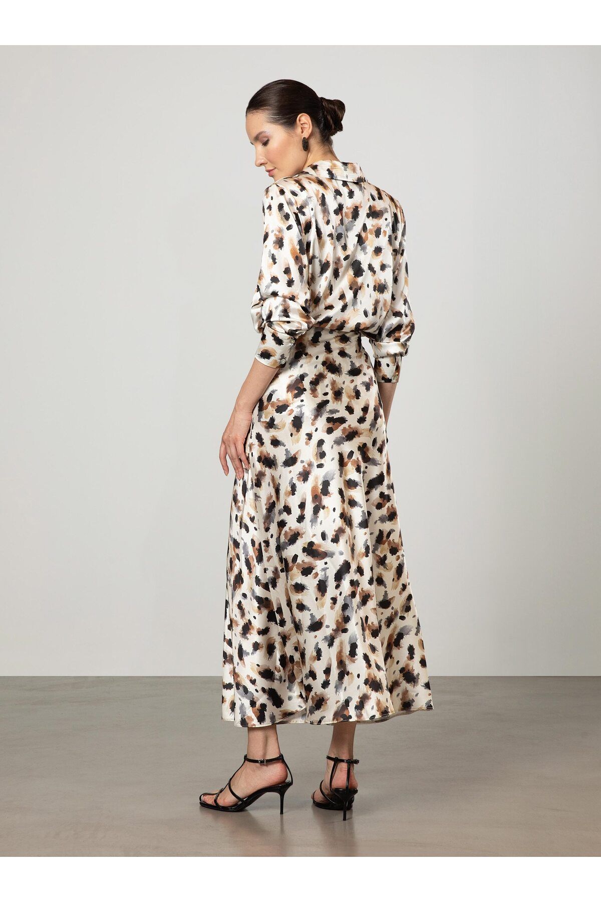 Sedef Düğme Detaylı Leopar Desenli Saten Tunik - Leopar - Refka Sedef Düğme Detaylı Leopar Desenli Saten Tunik - Leopar - Refka