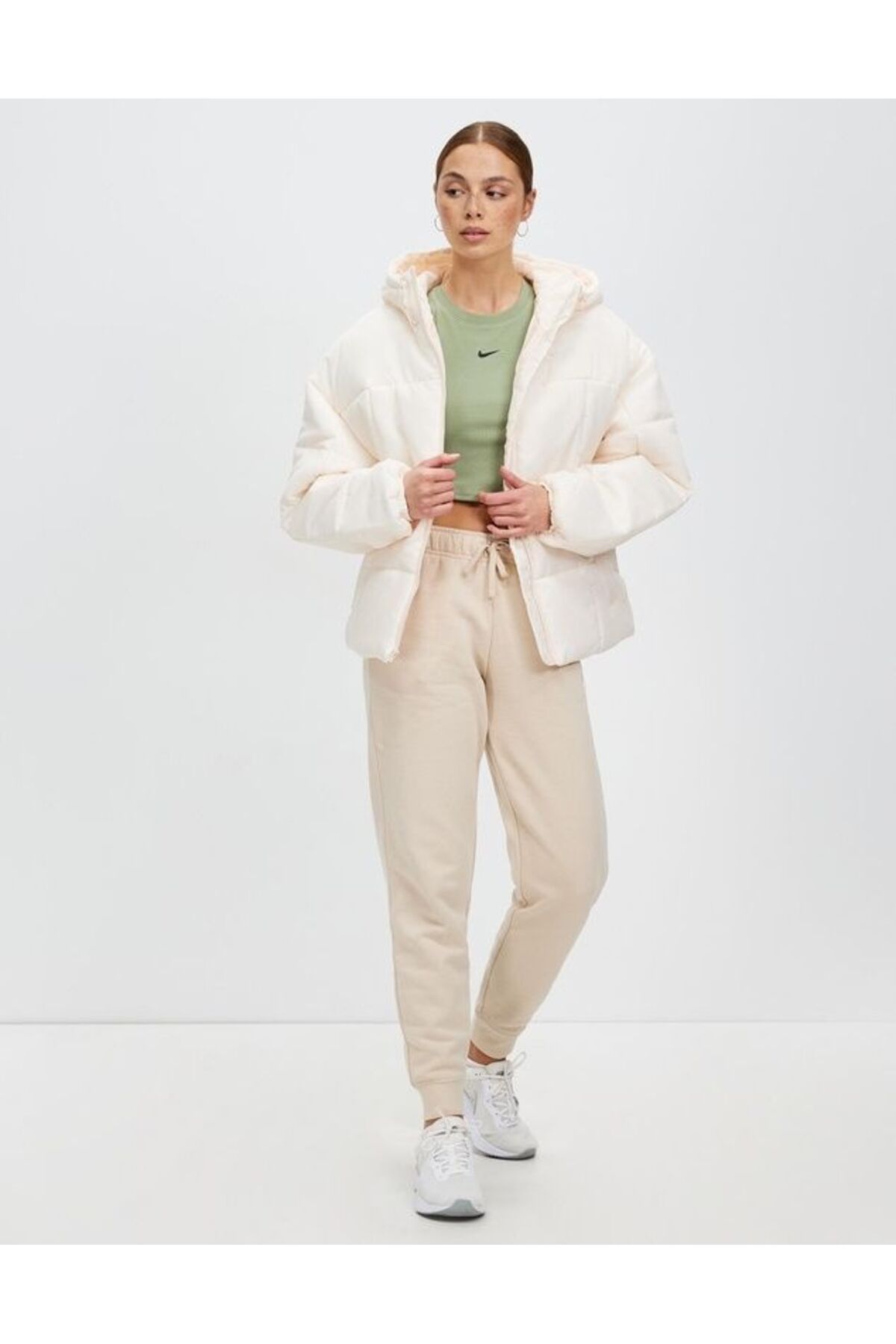 Sportswear Classic Puffer Therma-FIT Bol Kapüşonlu Kadın Mont Sportswear Classic Puffer Therma-FIT Bol Kapüşonlu Kadın Mont