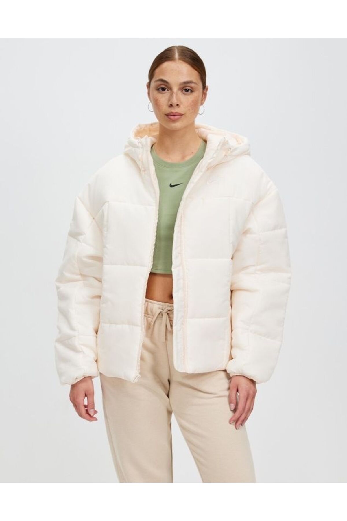 Sportswear Classic Puffer Therma-FIT Bol Kapüşonlu Kadın Mont Sportswear Classic Puffer Therma-FIT Bol Kapüşonlu Kadın Mont