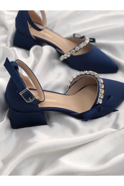 SVETA LACİVERT TAŞLI FİYONKLU TOPUKLU SATEN AYAKKABI SVETA LACİVERT TAŞLI FİYONKLU TOPUKLU SATEN AYAKKABI