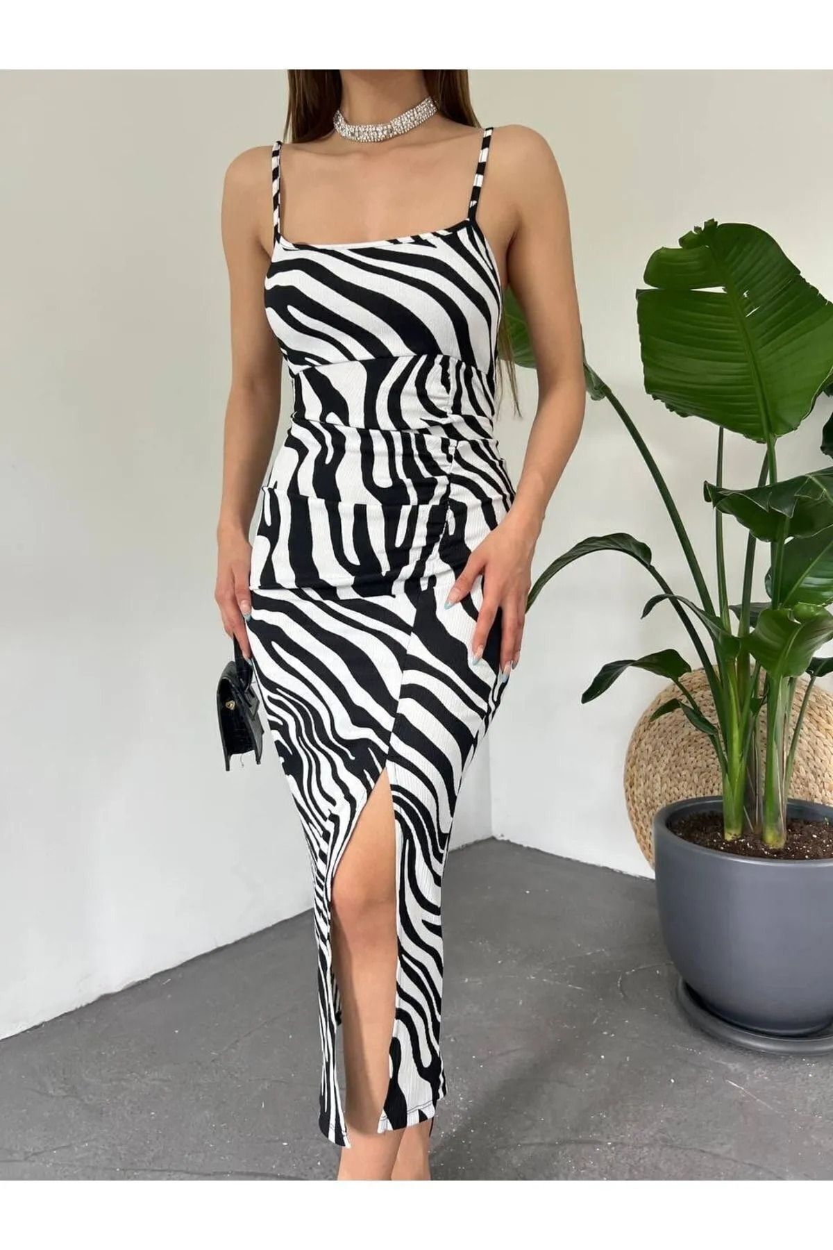 Zebra Desenli Askılı Derin Yırtmaçlı Bürümcük Yazlık Elbise Zebra Desenli Askılı Derin Yırtmaçlı Bürümcük Yazlık Elbise