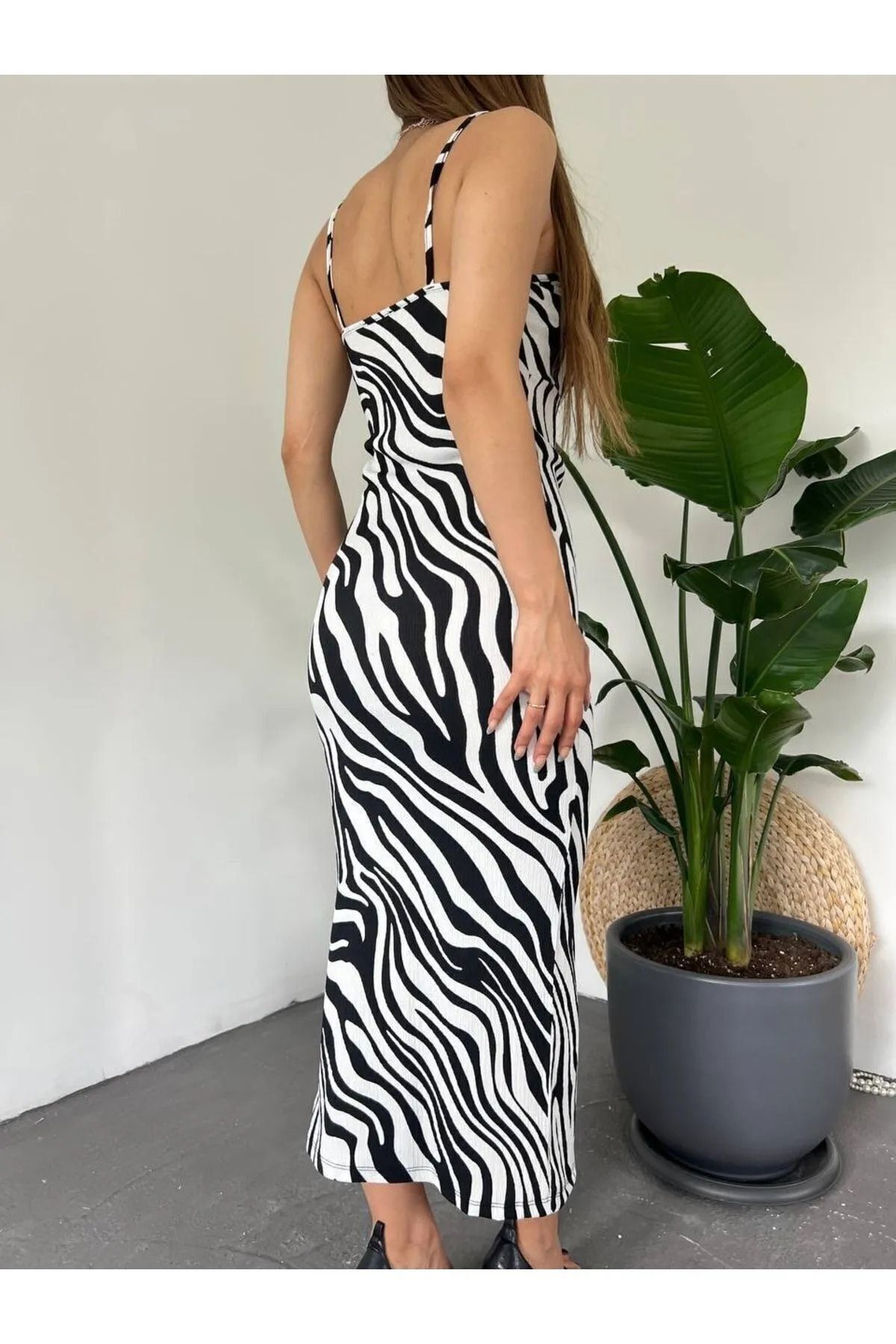 Zebra Desenli Askılı Derin Yırtmaçlı Bürümcük Yazlık Elbise Zebra Desenli Askılı Derin Yırtmaçlı Bürümcük Yazlık Elbise