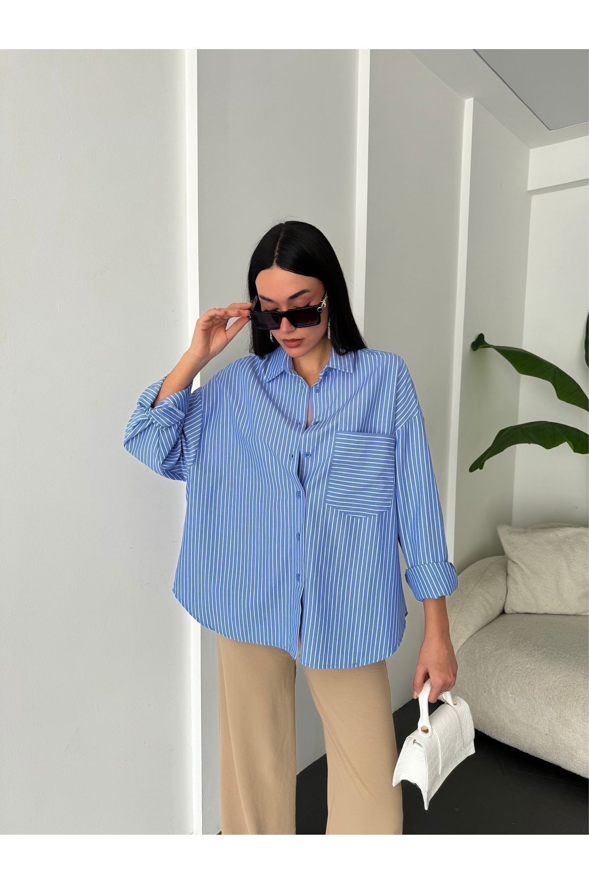 Mavi Beyaz Çizgili Oversize Cepli Gömlek 27135 Mavi Beyaz Çizgili Oversize Cepli Gömlek 27135