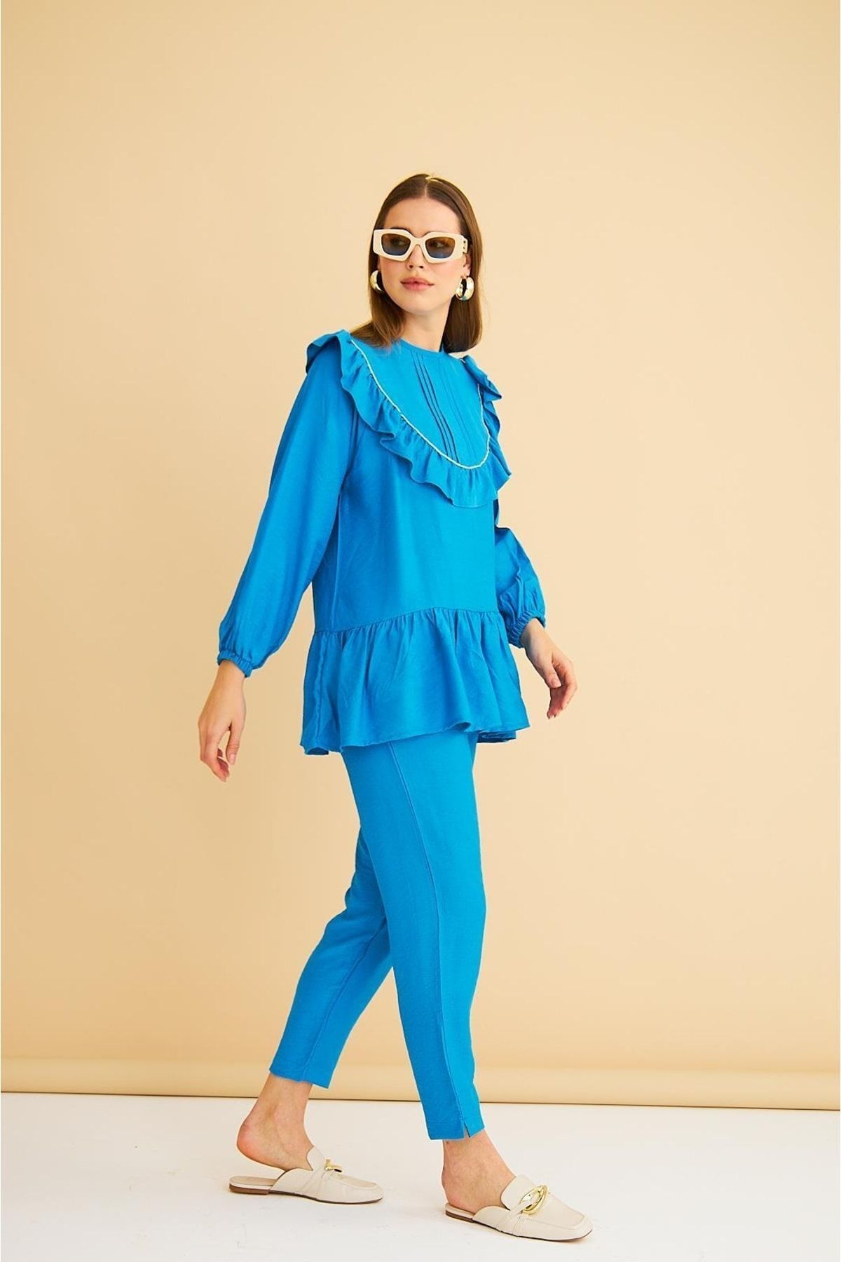 Luxe Fırfırlı Ve Taşlı Keten Mavi Tunik Pantolon Takım Luxe Fırfırlı Ve Taşlı Keten Mavi Tunik Pantolon Takım