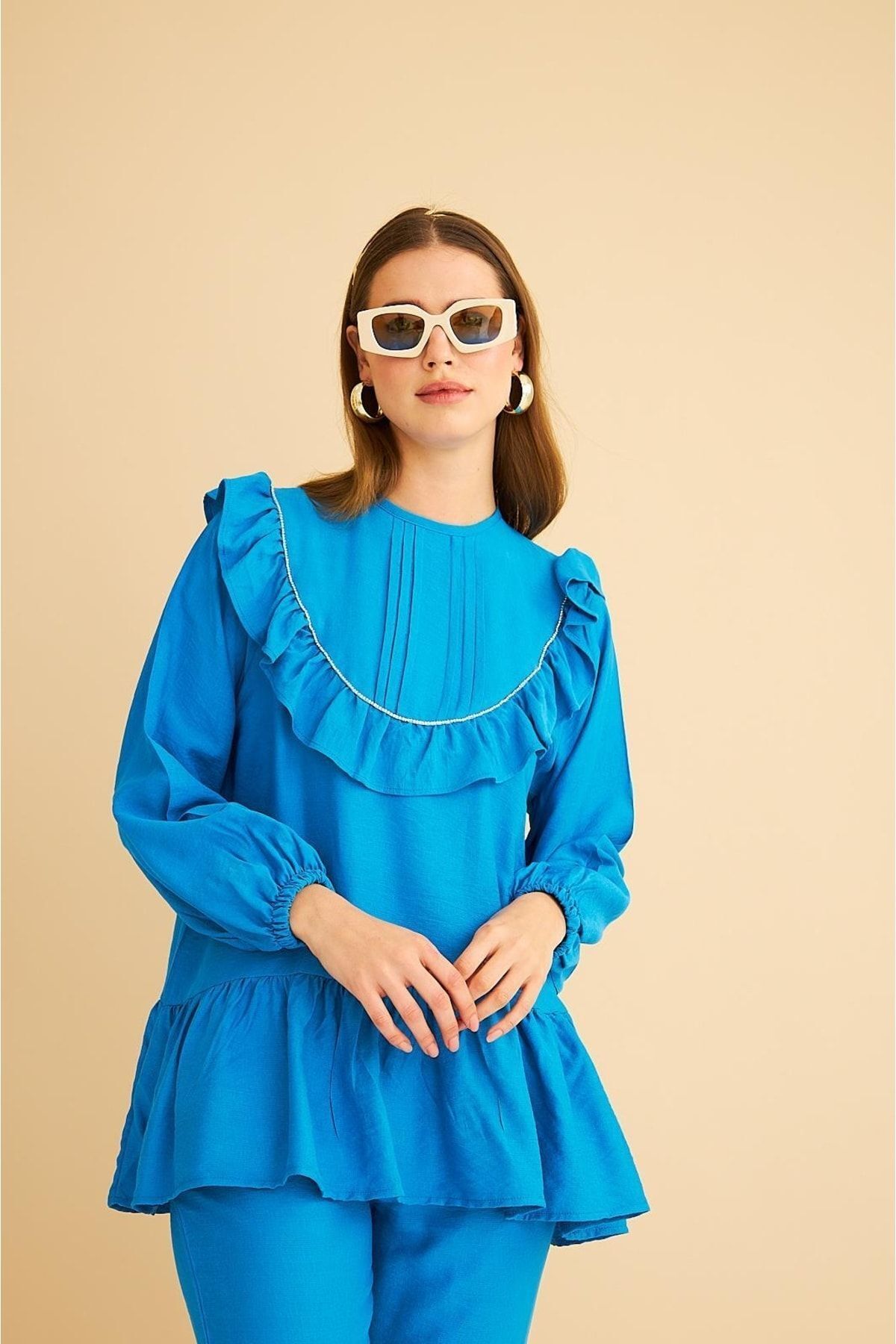 Luxe Fırfırlı Ve Taşlı Keten Mavi Tunik Pantolon Takım Luxe Fırfırlı Ve Taşlı Keten Mavi Tunik Pantolon Takım