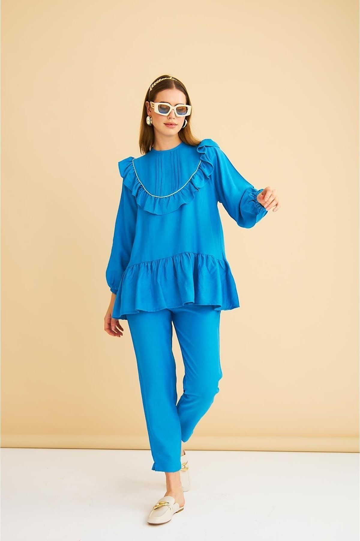 Luxe Fırfırlı Ve Taşlı Keten Mavi Tunik Pantolon Takım Luxe Fırfırlı Ve Taşlı Keten Mavi Tunik Pantolon Takım
