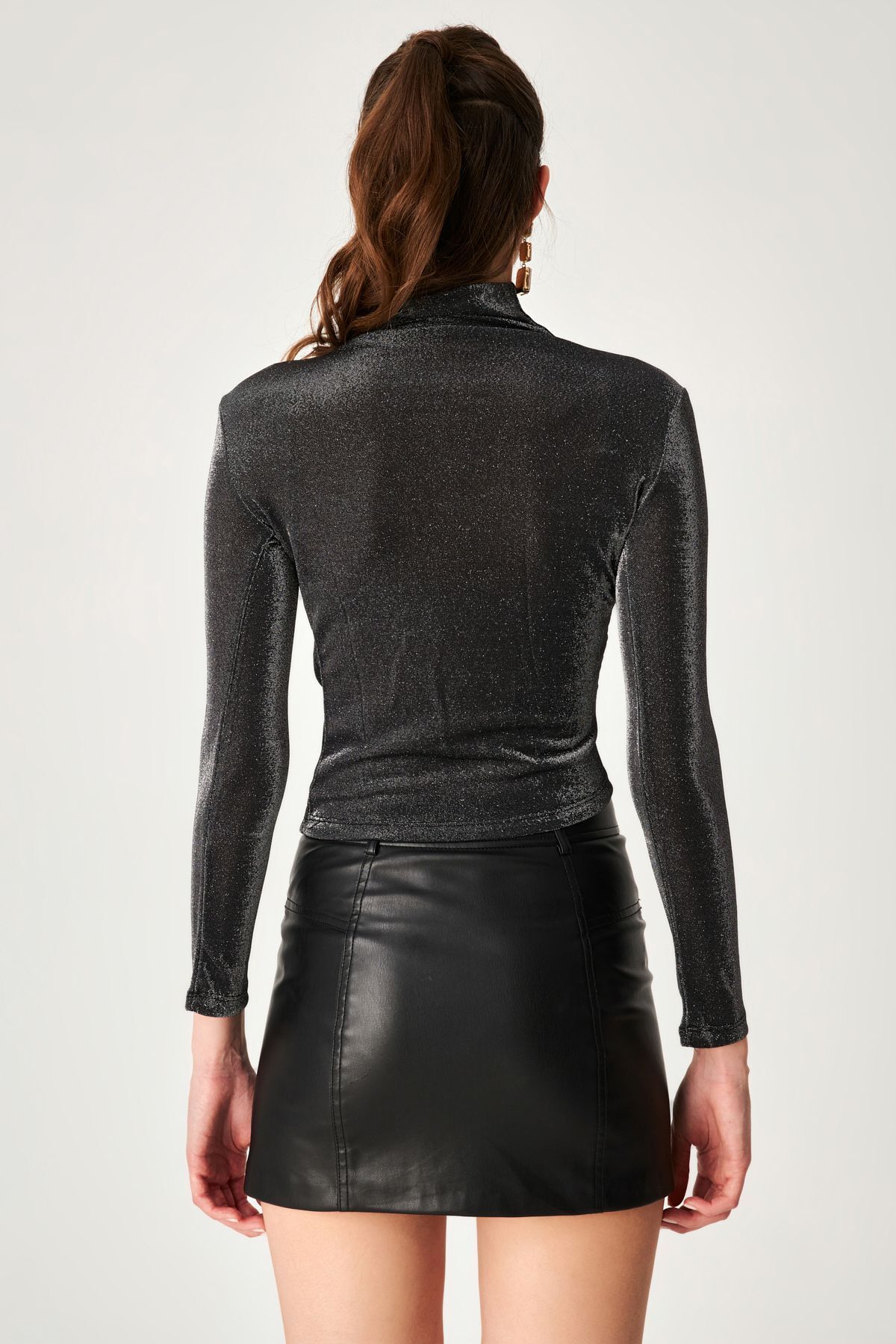 Siyah Simli Dik Yaka Drapeli Uzun Kollu Bluz Siyah Simli Dik Yaka Drapeli Uzun Kollu Bluz