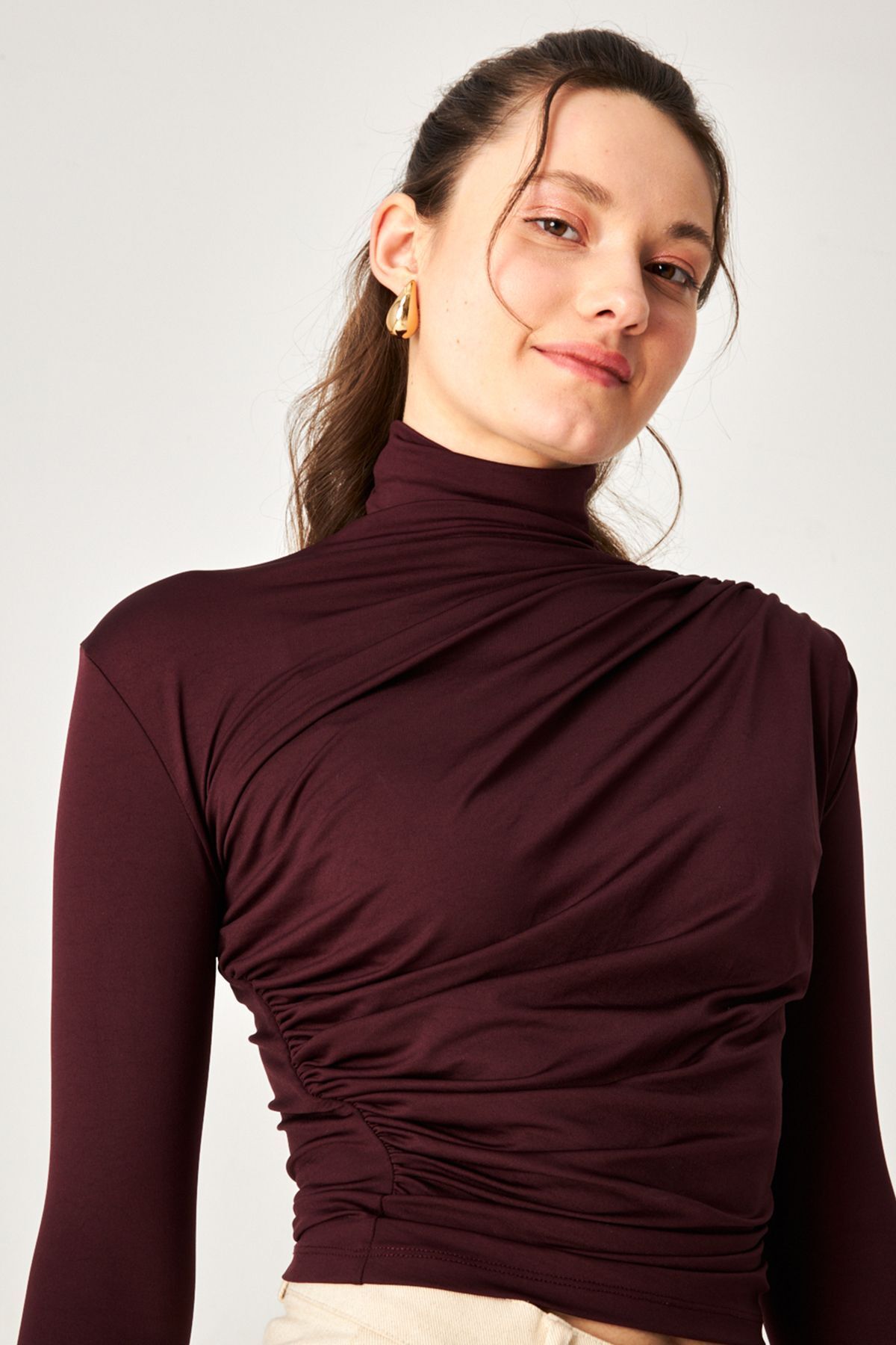 Koyu Bordo Poliamid Dik Yaka Drapeli Bluz Koyu Bordo Poliamid Dik Yaka Drapeli Bluz
