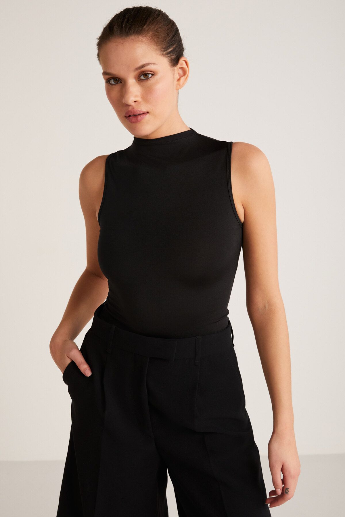 Monday Kadın Basic Kolsuz Bisiklet Yaka Crop Siyah Bluz Monday Kadın Basic Kolsuz Bisiklet Yaka Crop Siyah Bluz