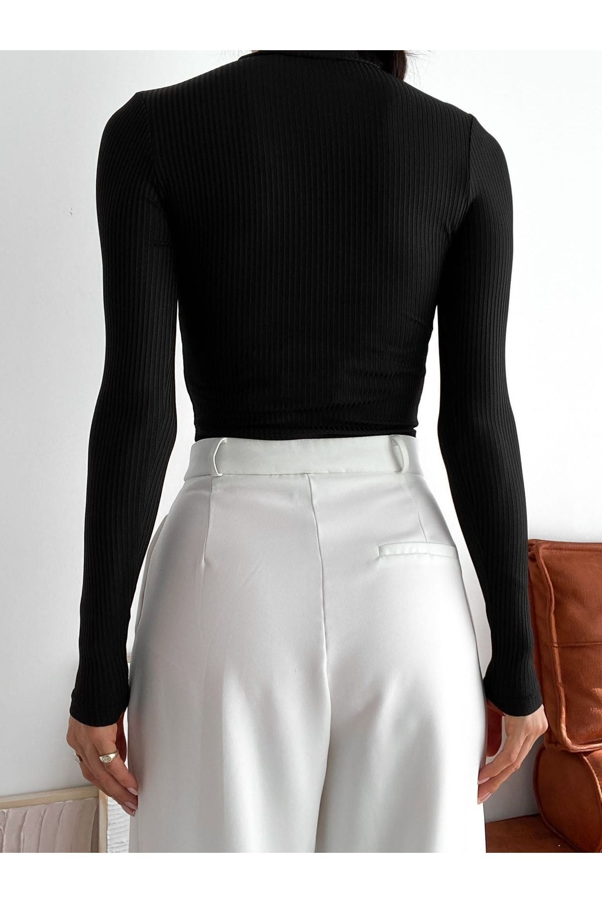 Kadın Siyah Fitilli Yarım Balıkçı Yaka Kaşkorse Crop Bluz Kadın Siyah Fitilli Yarım Balıkçı Yaka Kaşkorse Crop Bluz