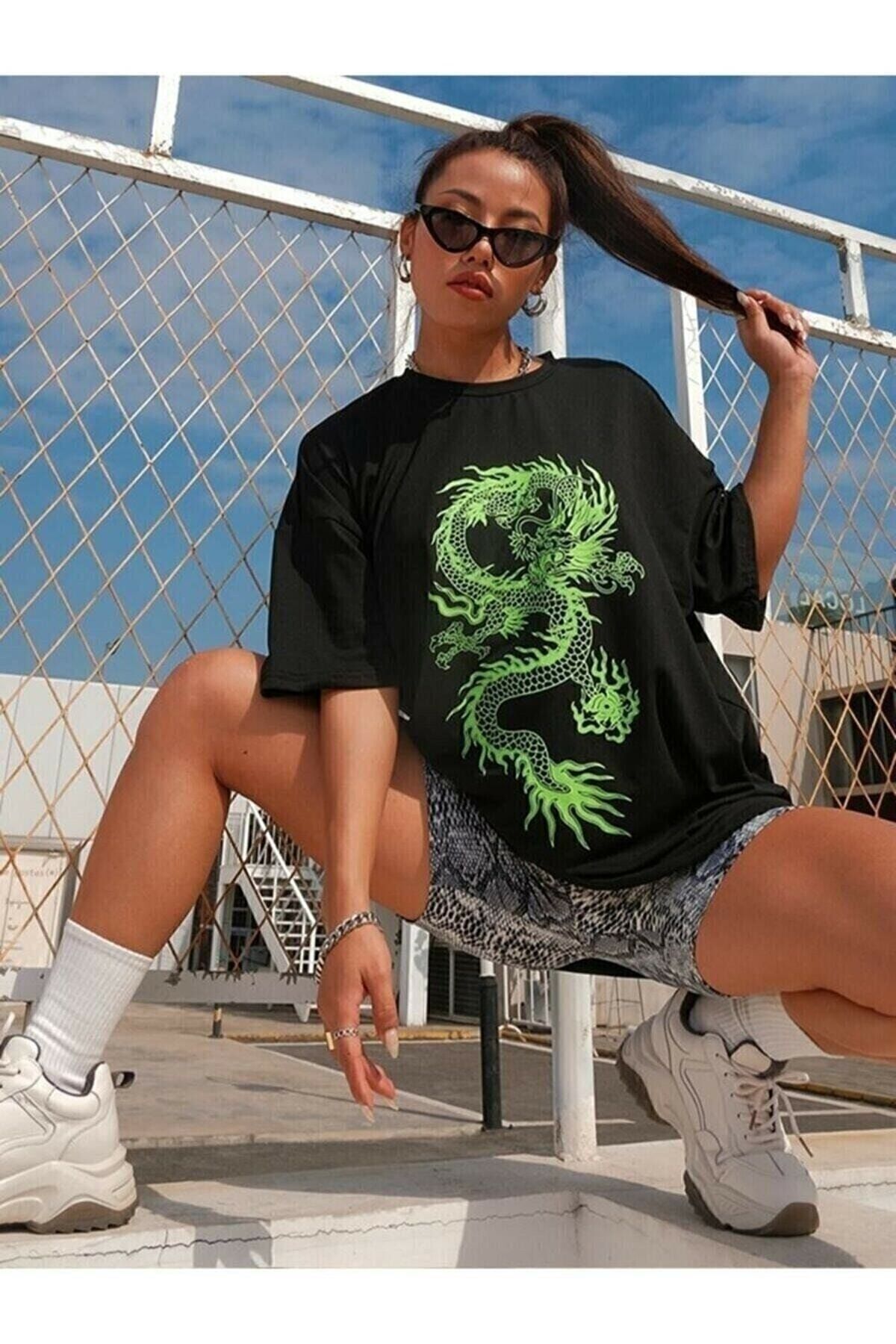 Unisex Kadın Ve Erkek Siyah Bisiklet Yaka Pamuklu Üzerine Yeşil Baskı Dragon Oversıze Tshirt Unisex Kadın Ve Erkek Siyah Bisiklet Yaka Pamuklu Üzerine Yeşil Baskı Dragon Oversıze Tshirt