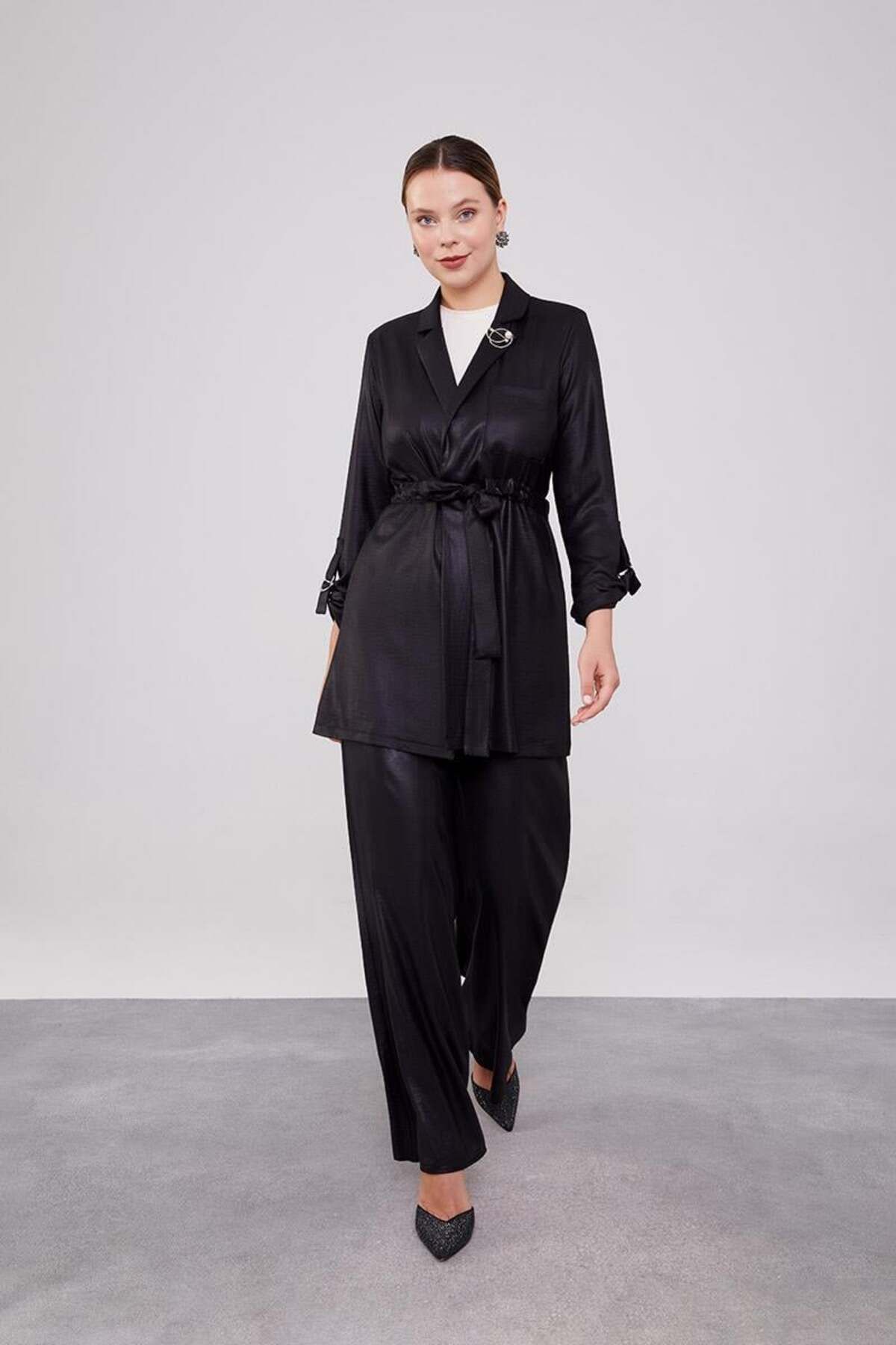 Siyah Beli Kuşak Kapamalı Pantolonlu Ceket Takım Siyah Beli Kuşak Kapamalı Pantolonlu Ceket Takım