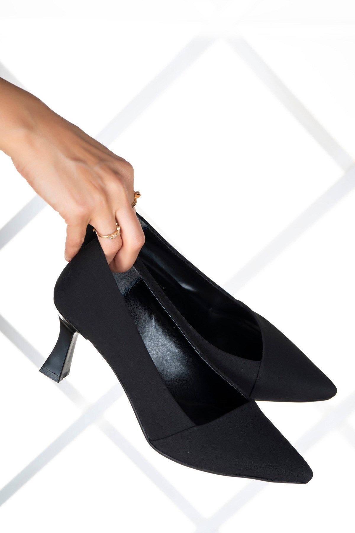 Laura Plus Siyah Krep Abiye Ayakkabı 6 cm. Laura Plus Siyah Krep Abiye Ayakkabı 6 cm.