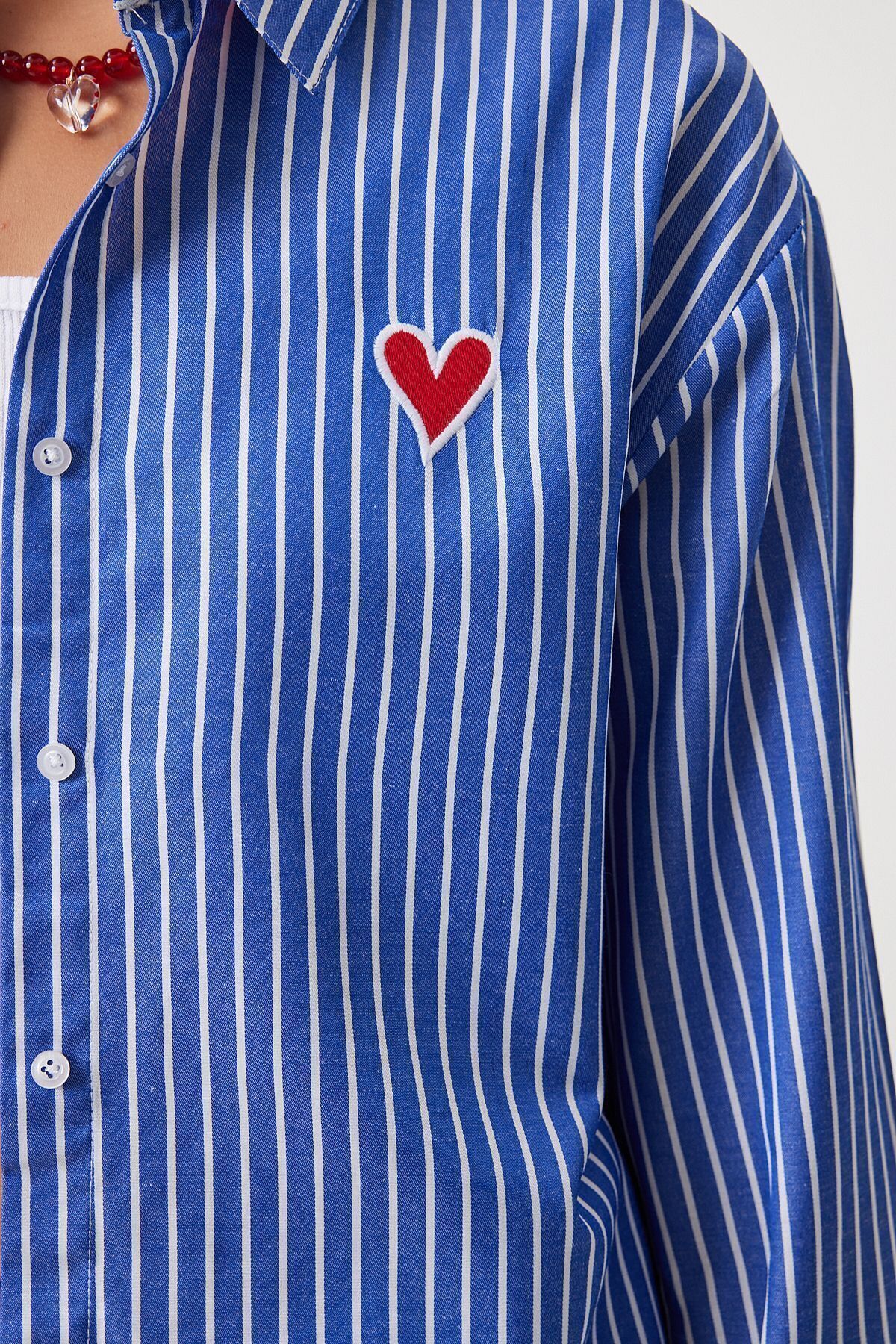 Kalp Nakışlı Çizgili Oversize Poplin gömlek Lacivert Beyaz Ldx0001 Kalp Nakışlı Çizgili Oversize Poplin gömlek Lacivert Beyaz Ldx0001