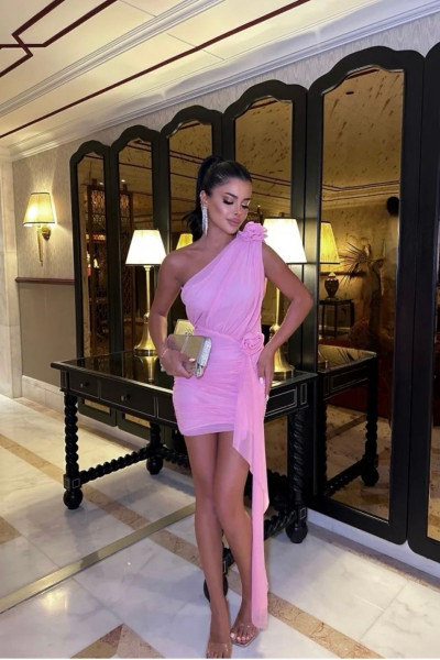 Pembe straptez gül detaylı mini elbise Pembe straptez gül detaylı mini elbise