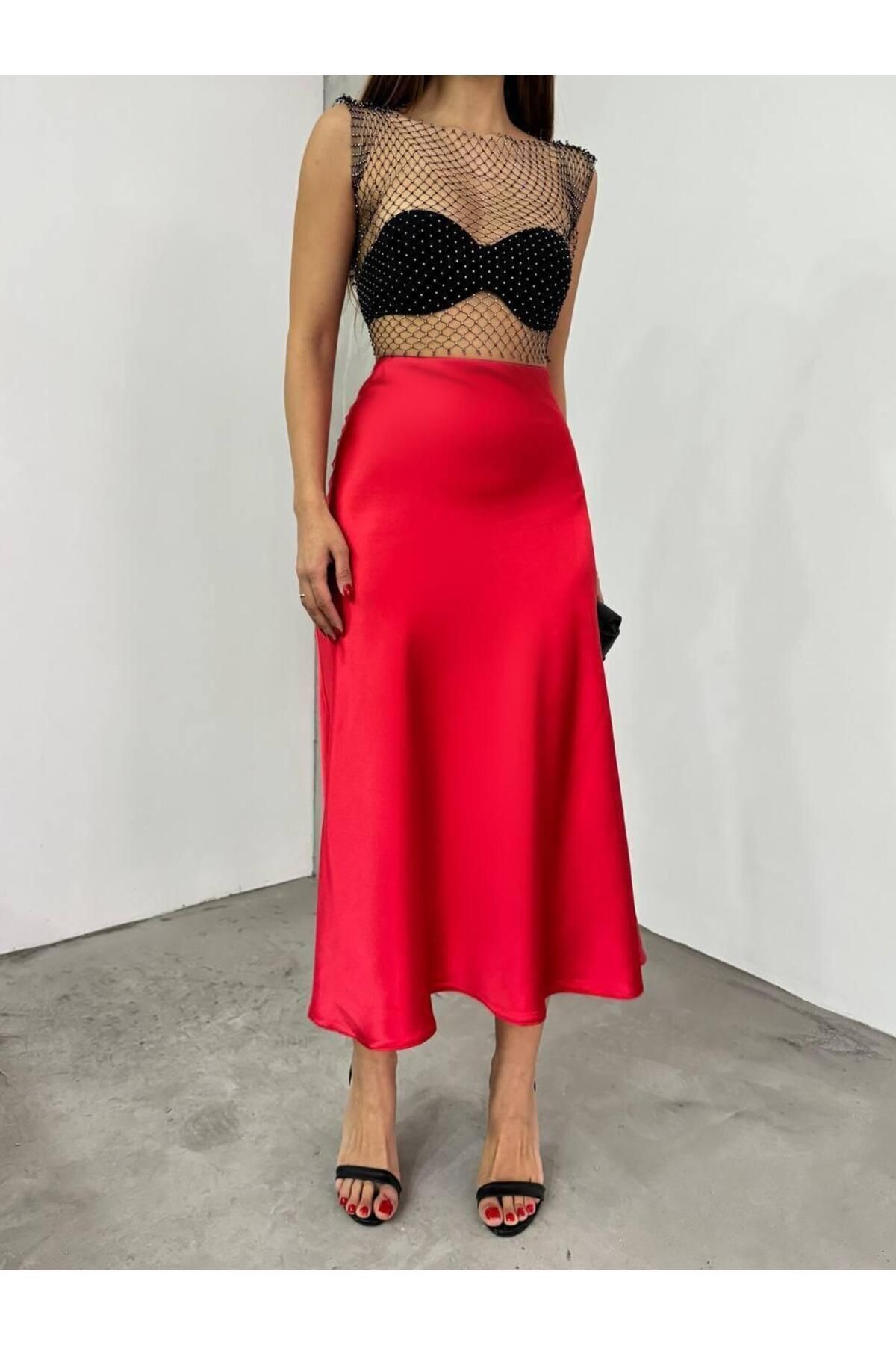 Kadın Saten Yüzeyli Beli Lastikli Midi Boy Etek Kadın Saten Yüzeyli Beli Lastikli Midi Boy Etek