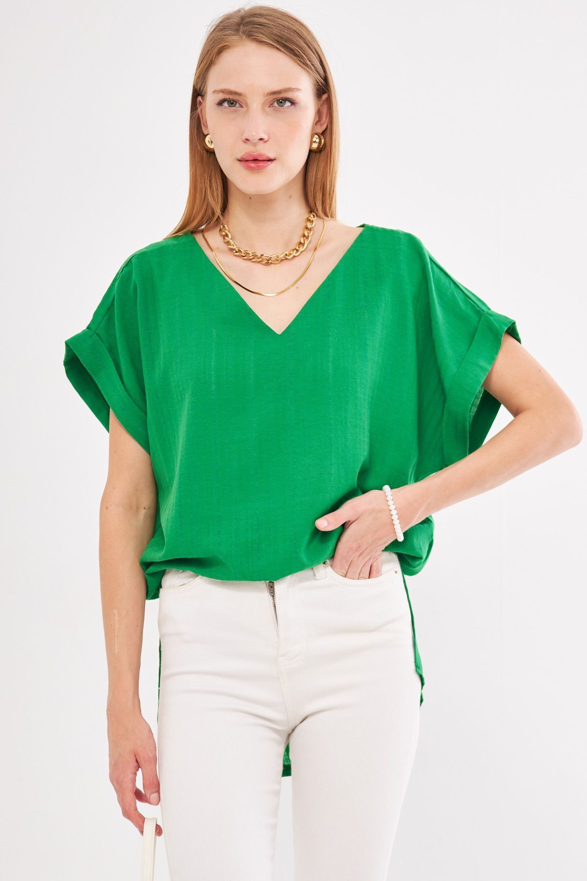 Kadın Yeşil V Yaka Yanları Yırtmaçlı Arkası Uzun Duble Kol Detaylı Oversize Bluz ARM-24Y001074 Kadın Yeşil V Yaka Yanları Yırtmaçlı Arkası Uzun Duble Kol Detaylı Oversize Bluz ARM-24Y001074