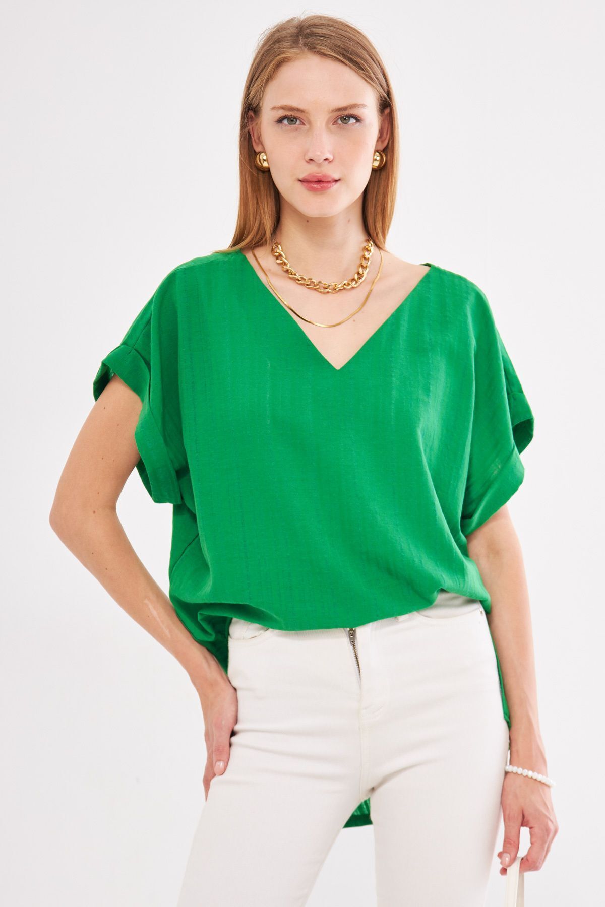 Kadın Yeşil V Yaka Yanları Yırtmaçlı Arkası Uzun Duble Kol Detaylı Oversize Bluz ARM-24Y001074 Kadın Yeşil V Yaka Yanları Yırtmaçlı Arkası Uzun Duble Kol Detaylı Oversize Bluz ARM-24Y001074