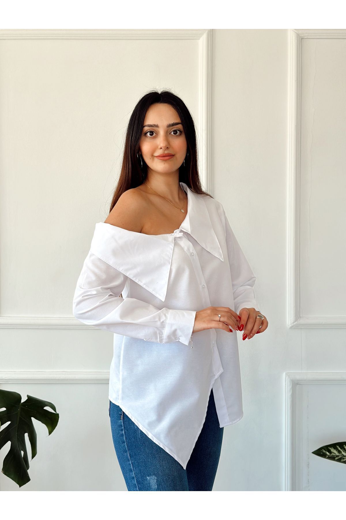 OMUZU DÜŞÜK CUT OUT PAMUKLU GÖMLEK OMUZU DÜŞÜK CUT OUT PAMUKLU GÖMLEK