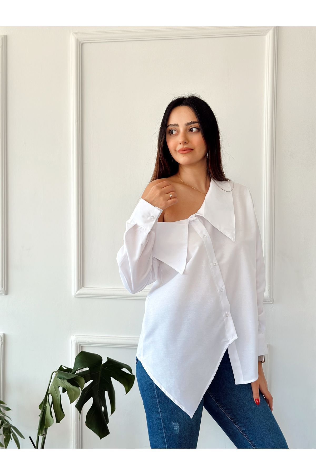 OMUZU DÜŞÜK CUT OUT PAMUKLU GÖMLEK OMUZU DÜŞÜK CUT OUT PAMUKLU GÖMLEK
