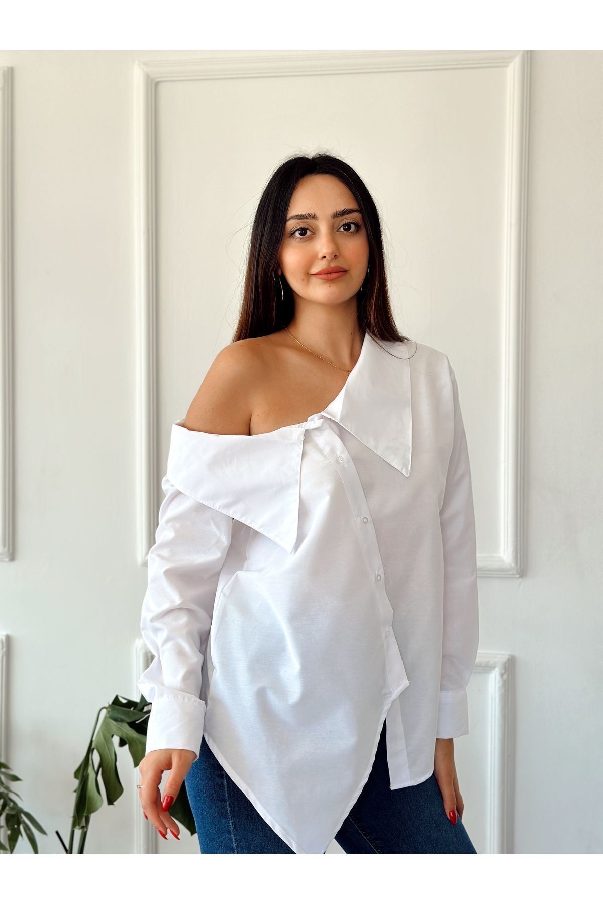 OMUZU DÜŞÜK CUT OUT PAMUKLU GÖMLEK OMUZU DÜŞÜK CUT OUT PAMUKLU GÖMLEK
