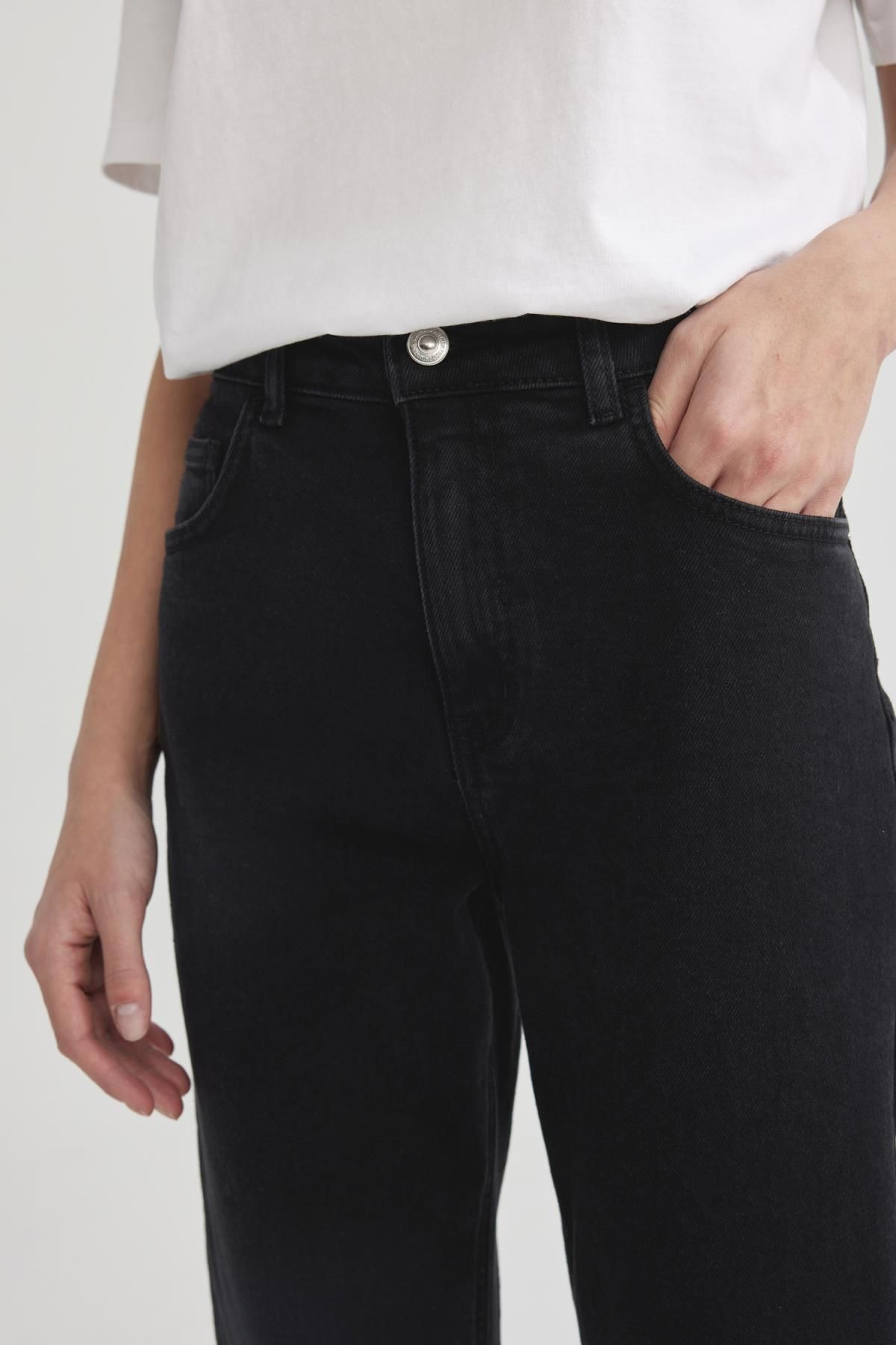 Lina Comfort Mom Fit Yüksek Rahat Kalıp Hafif Dar Paça Bilek Boy Jean Pantolon B7037ax24sp Lina Comfort Mom Fit Yüksek Rahat Kalıp Hafif Dar Paça Bilek Boy Jean Pantolon B7037ax24sp