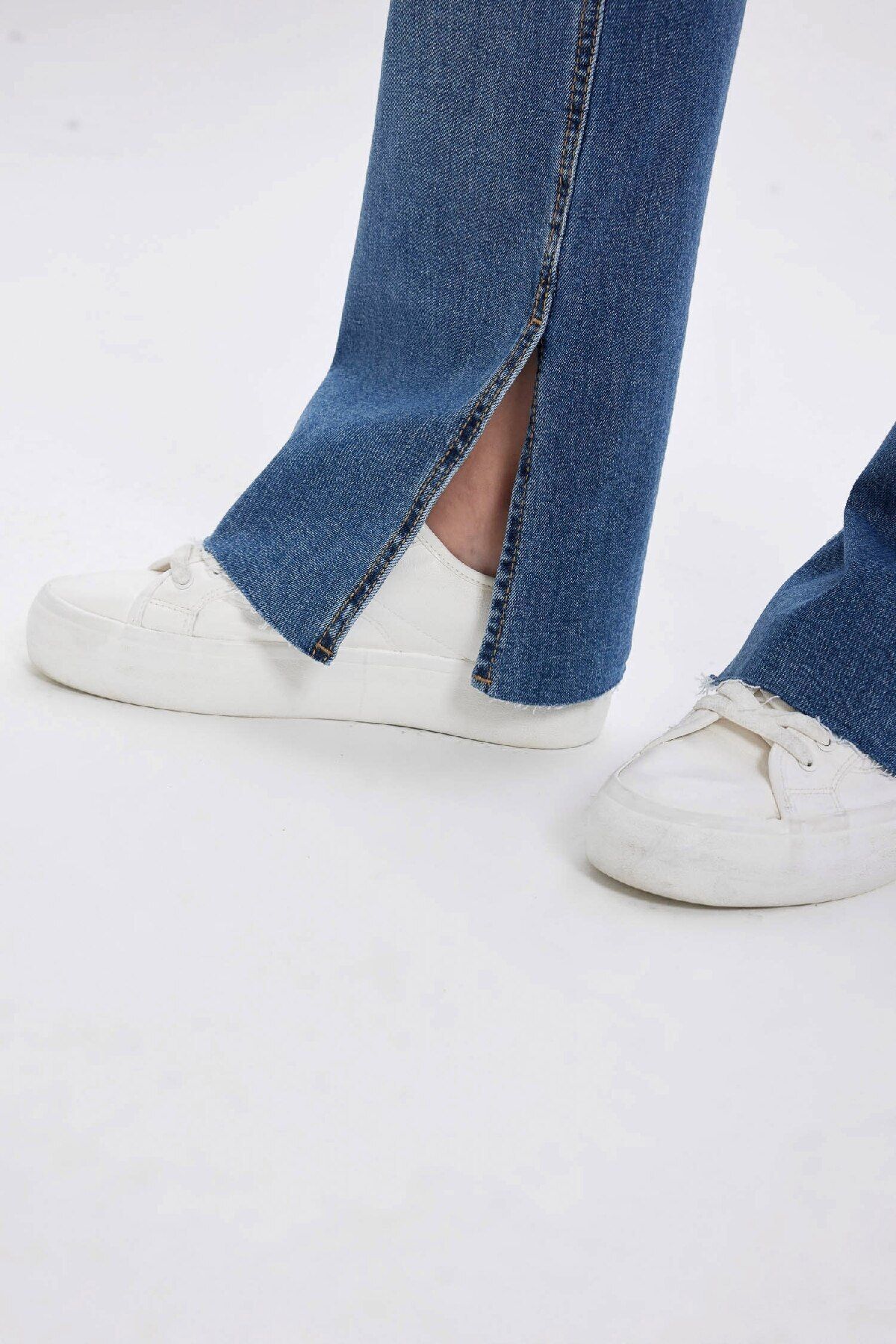 Slim Flare Normal Bel Yırtmaçlı Uzun Jean Yıkamalı Pantolon C7621AX24AU Slim Flare Normal Bel Yırtmaçlı Uzun Jean Yıkamalı Pantolon C7621AX24AU