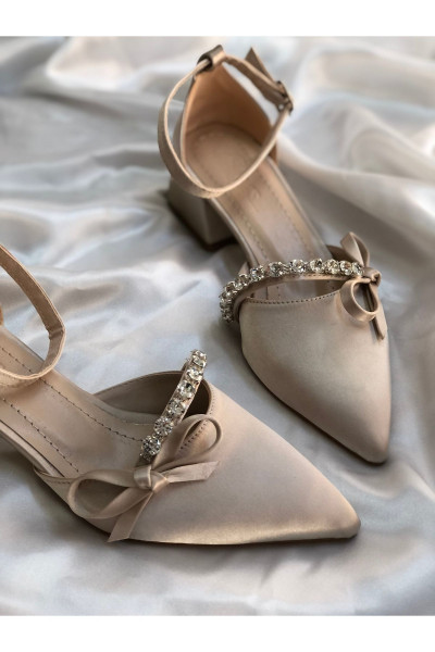 SVETA BEJ TAŞLI FİYONKLU TOPUKLU SATEN AYAKKABI
