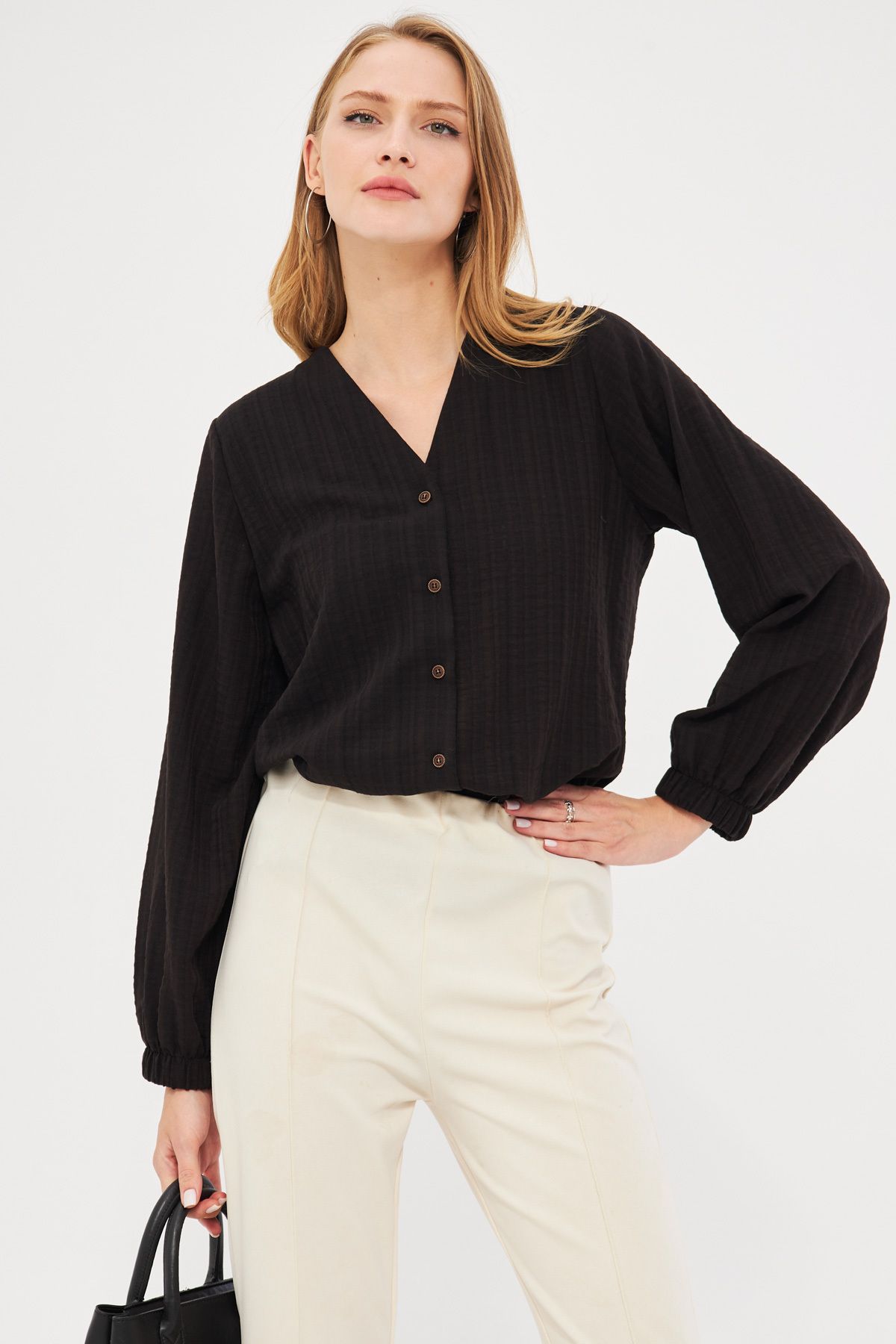 Kadın Siyah Kolu Lastikli Bürümcük Gömlek ARM-24K001002 Kadın Siyah Kolu Lastikli Bürümcük Gömlek ARM-24K001002