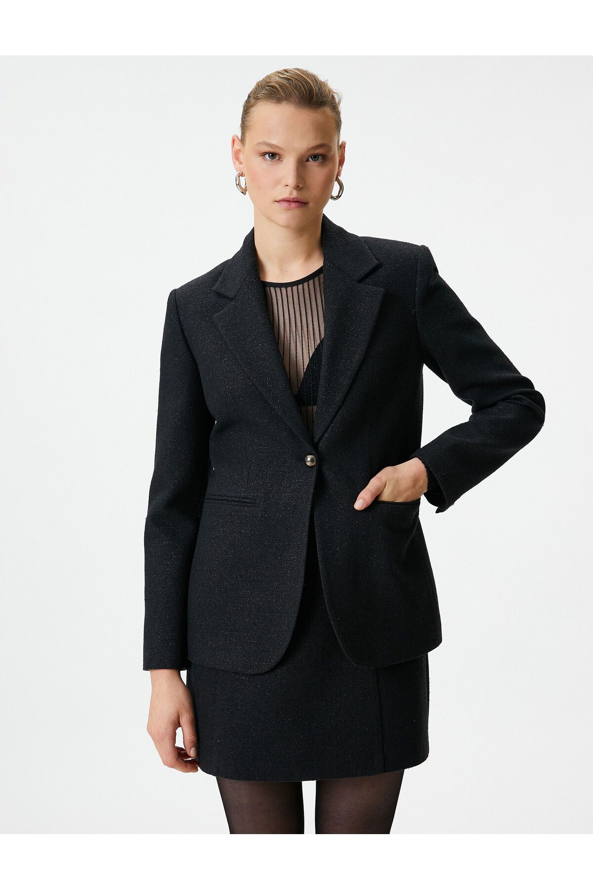 Tuba Ünsal X Koton - Simli Tek Düğmeli Blazer Ceket Tuba Ünsal X Koton - Simli Tek Düğmeli Blazer Ceket