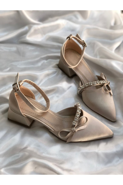 SVETA BEJ TAŞLI FİYONKLU TOPUKLU SATEN AYAKKABI