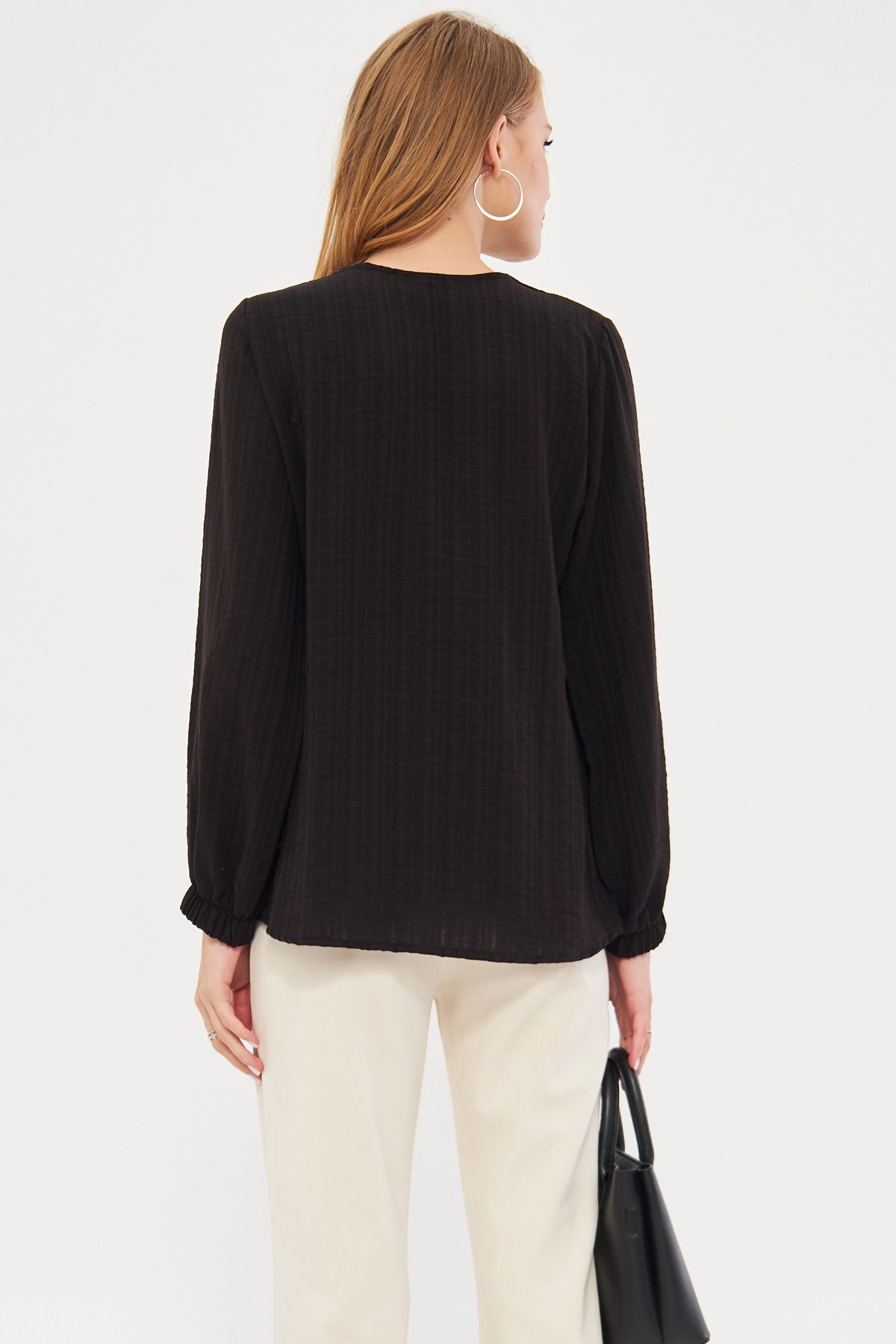 Kadın Siyah Kolu Lastikli Bürümcük Gömlek ARM-24K001002 Kadın Siyah Kolu Lastikli Bürümcük Gömlek ARM-24K001002