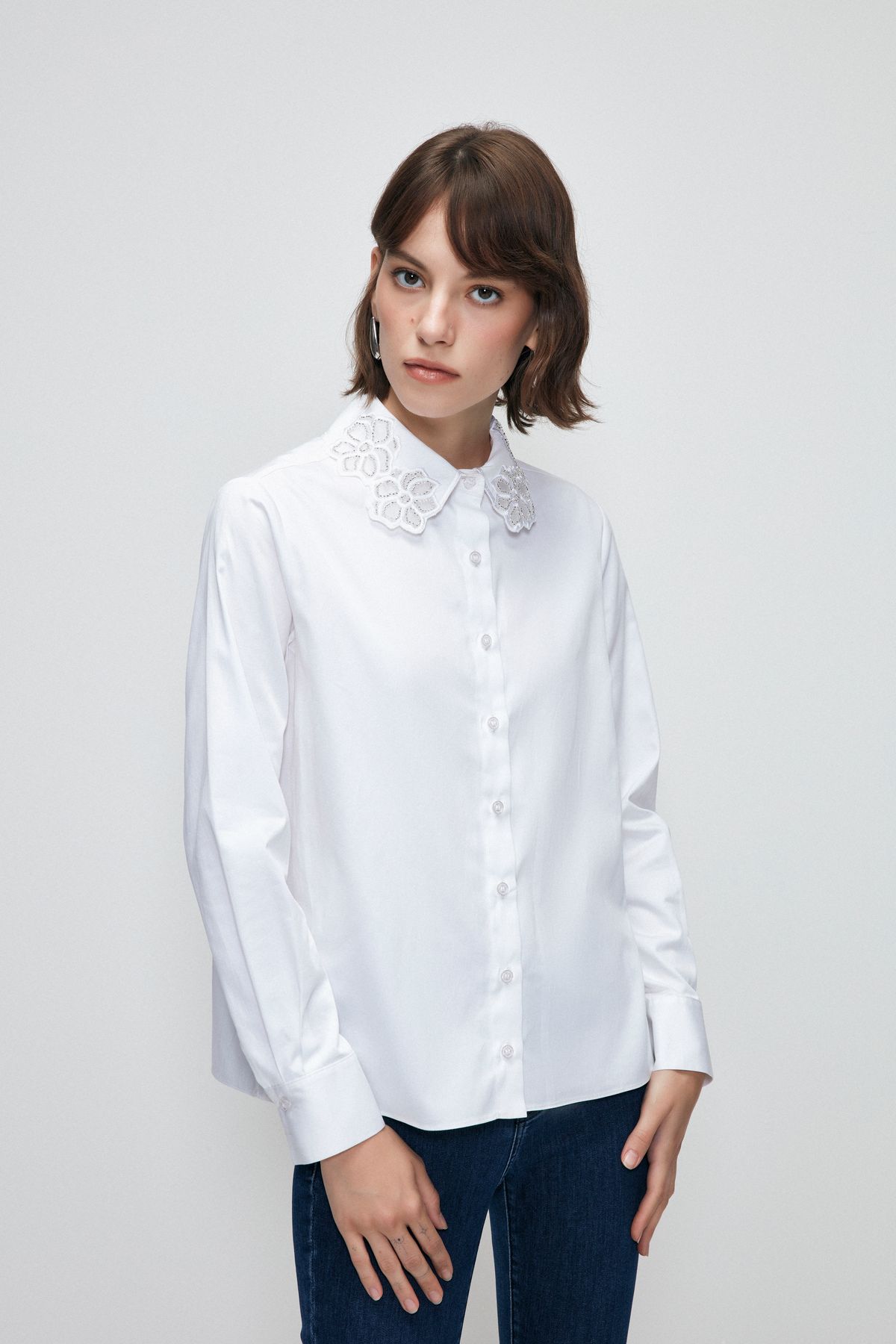 Yakası Nakışlı Gömlek Yakası Nakışlı Gömlek