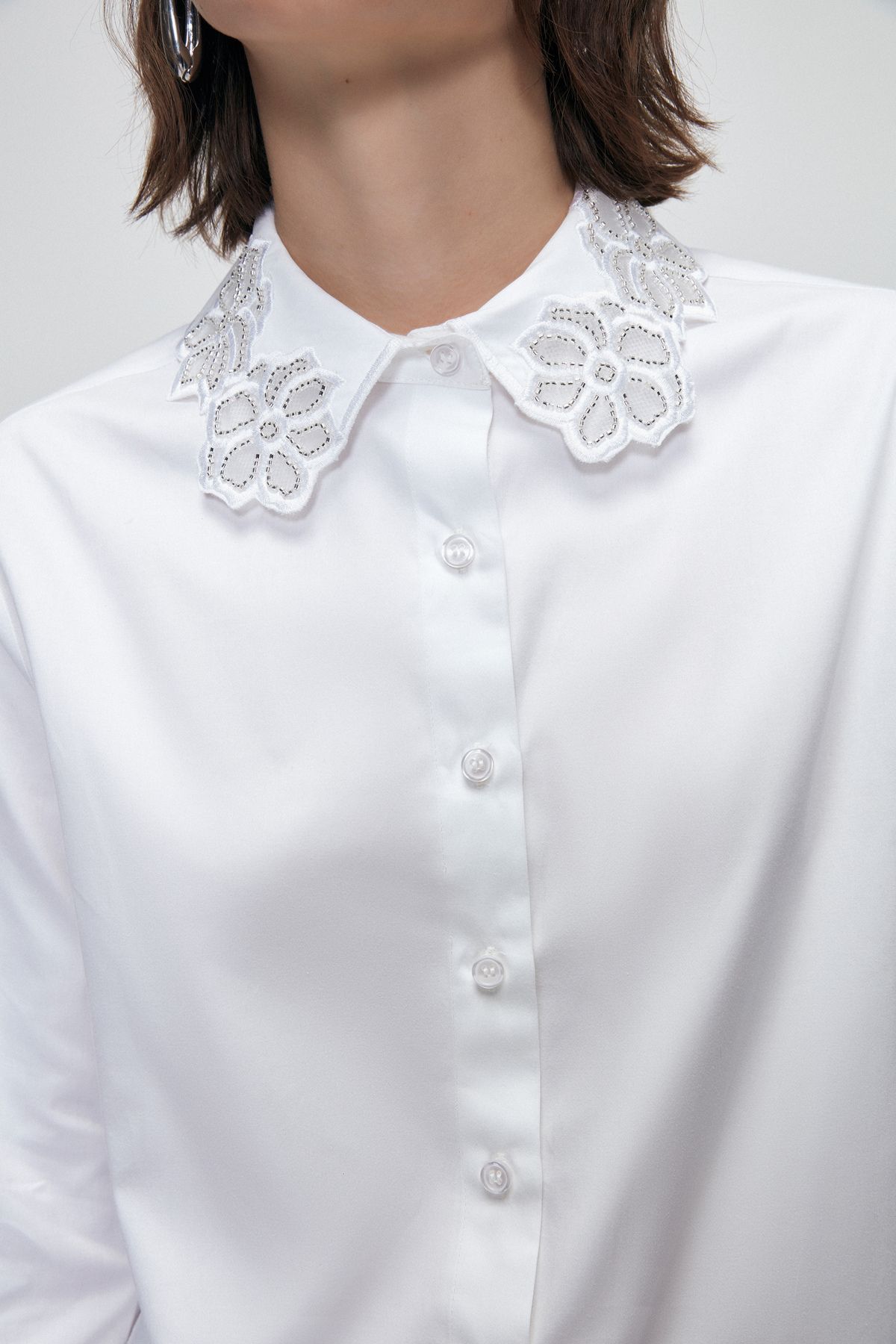Yakası Nakışlı Gömlek Yakası Nakışlı Gömlek