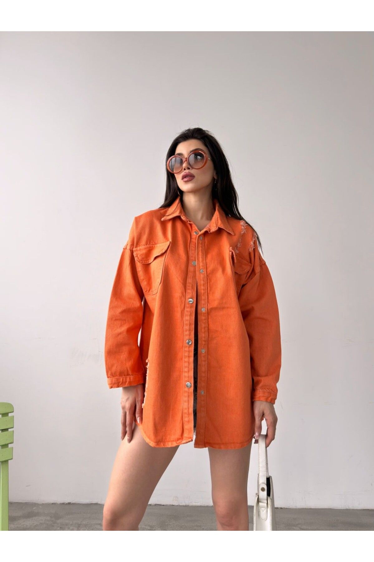 Kadın Turuncu Çift Cepli Yırtık Efektli Oversize Denim %100 Pamuk Gömlek Ceket Kadın Turuncu Çift Cepli Yırtık Efektli Oversize Denim %100 Pamuk Gömlek Ceket