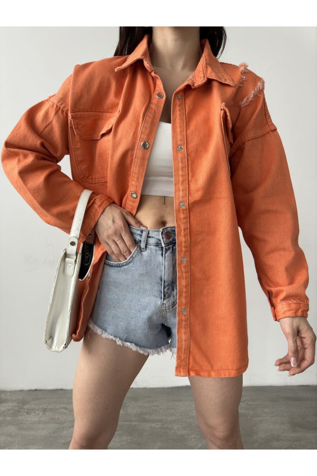 Kadın Turuncu Çift Cepli Yırtık Efektli Oversize Denim %100 Pamuk Gömlek Ceket Kadın Turuncu Çift Cepli Yırtık Efektli Oversize Denim %100 Pamuk Gömlek Ceket