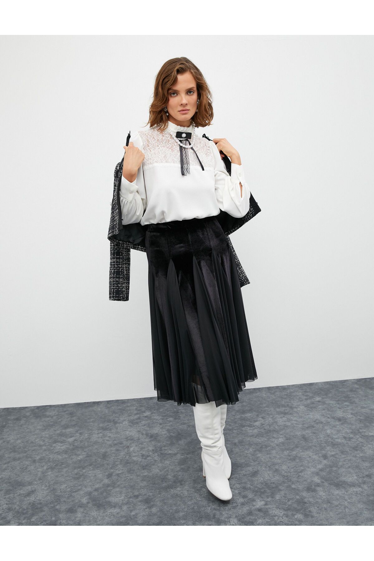 Melis Ağazat X Koton - Broş Detaylı Hakim Yaka Dantelli Gömlek Melis Ağazat X Koton - Broş Detaylı Hakim Yaka Dantelli Gömlek