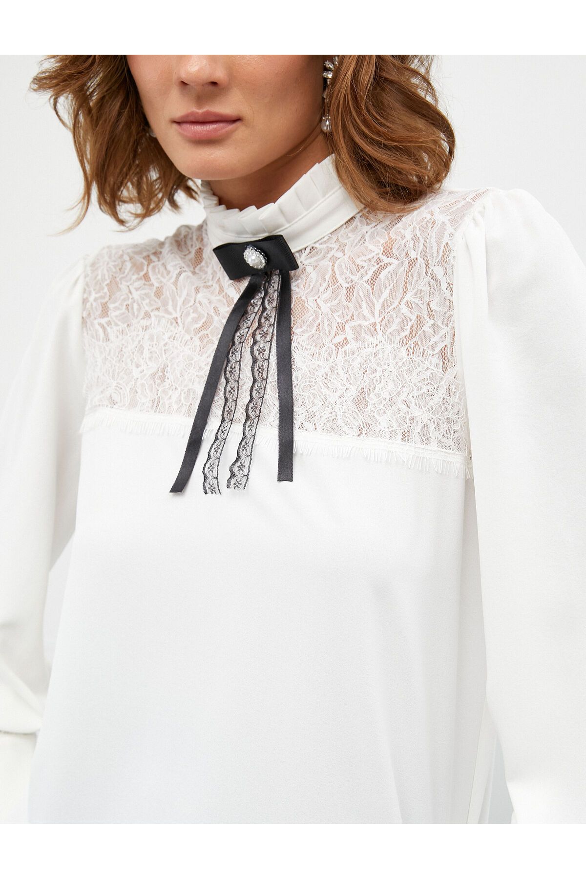 Melis Ağazat X Koton - Broş Detaylı Hakim Yaka Dantelli Gömlek Melis Ağazat X Koton - Broş Detaylı Hakim Yaka Dantelli Gömlek