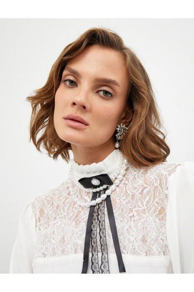 Melis Ağazat X Koton - Broş Detaylı Hakim Yaka Dantelli Gömlek