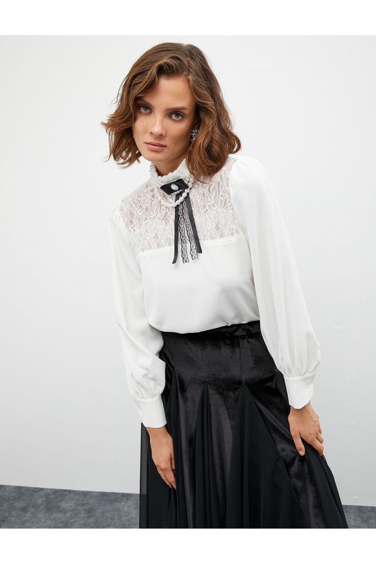 Melis Ağazat X Koton - Broş Detaylı Hakim Yaka Dantelli Gömlek Melis Ağazat X Koton - Broş Detaylı Hakim Yaka Dantelli Gömlek