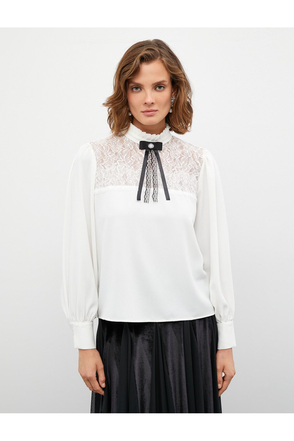 Melis Ağazat X Koton - Broş Detaylı Hakim Yaka Dantelli Gömlek Melis Ağazat X Koton - Broş Detaylı Hakim Yaka Dantelli Gömlek