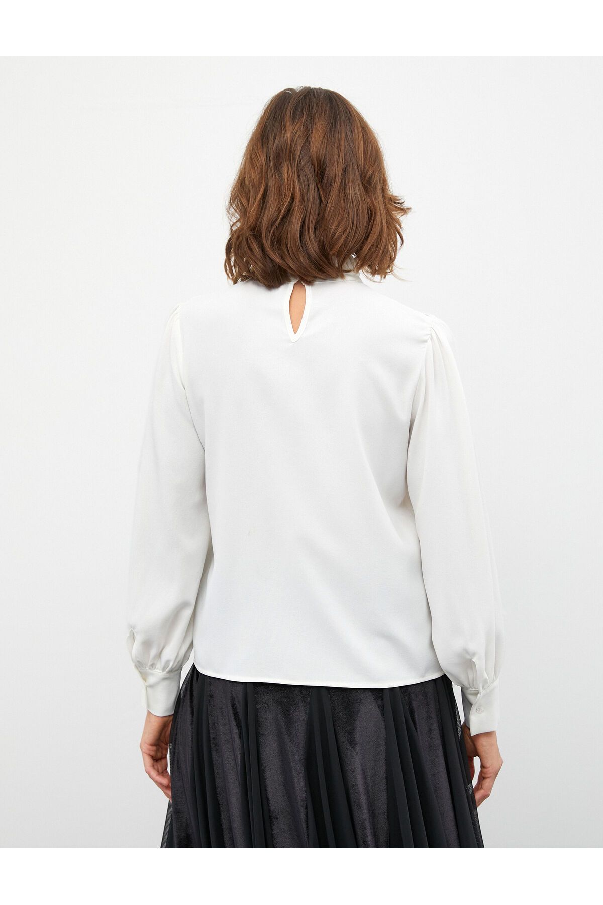 Melis Ağazat X Koton - Broş Detaylı Hakim Yaka Dantelli Gömlek Melis Ağazat X Koton - Broş Detaylı Hakim Yaka Dantelli Gömlek