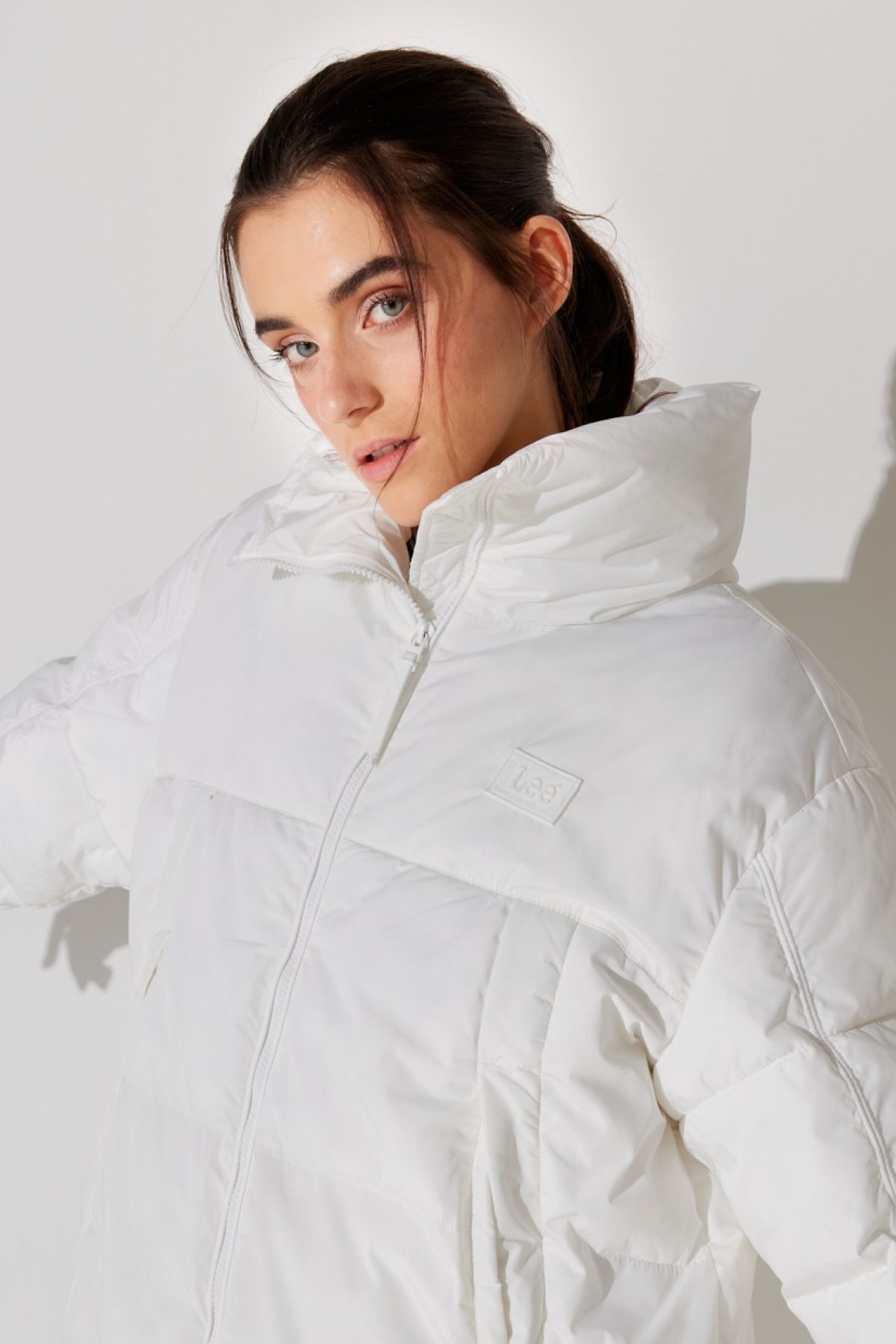 Loose Fit Rahat Kesim Dik Yaka Beyaz Şişme Mont Loose Fit Rahat Kesim Dik Yaka Beyaz Şişme Mont