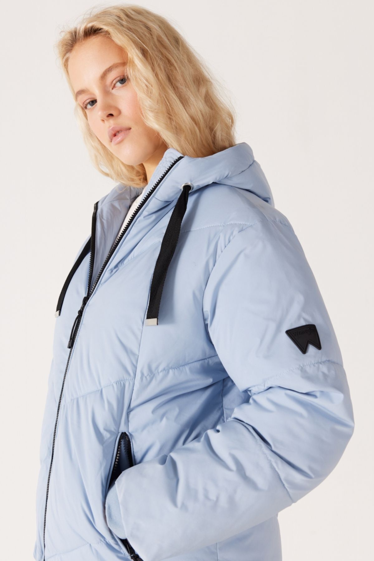 Loose Fit Rahat Kesim Kapüşonlu Açık Mavi Şişme Mont Loose Fit Rahat Kesim Kapüşonlu Açık Mavi Şişme Mont