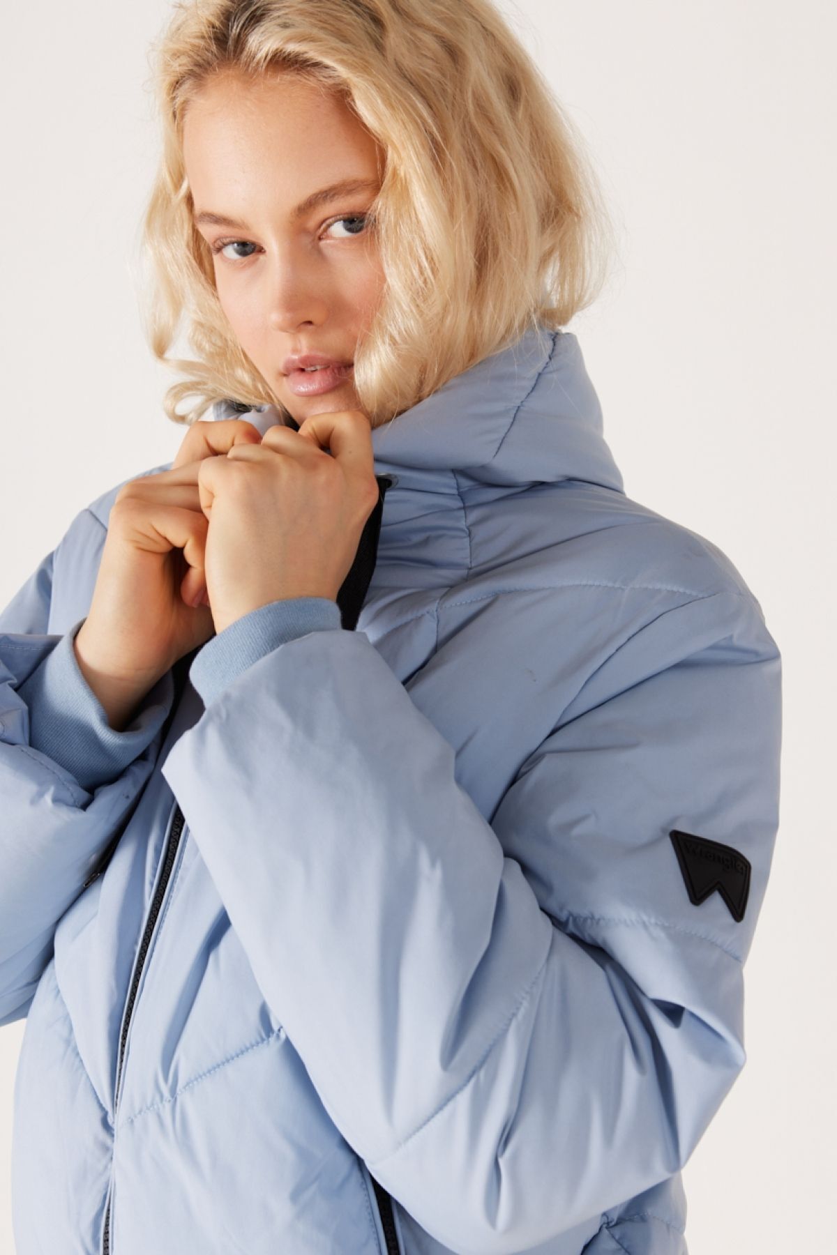 Loose Fit Rahat Kesim Kapüşonlu Açık Mavi Şişme Mont Loose Fit Rahat Kesim Kapüşonlu Açık Mavi Şişme Mont