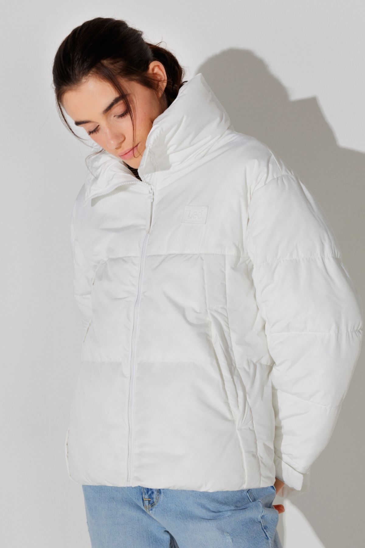 Loose Fit Rahat Kesim Dik Yaka Beyaz Şişme Mont Loose Fit Rahat Kesim Dik Yaka Beyaz Şişme Mont