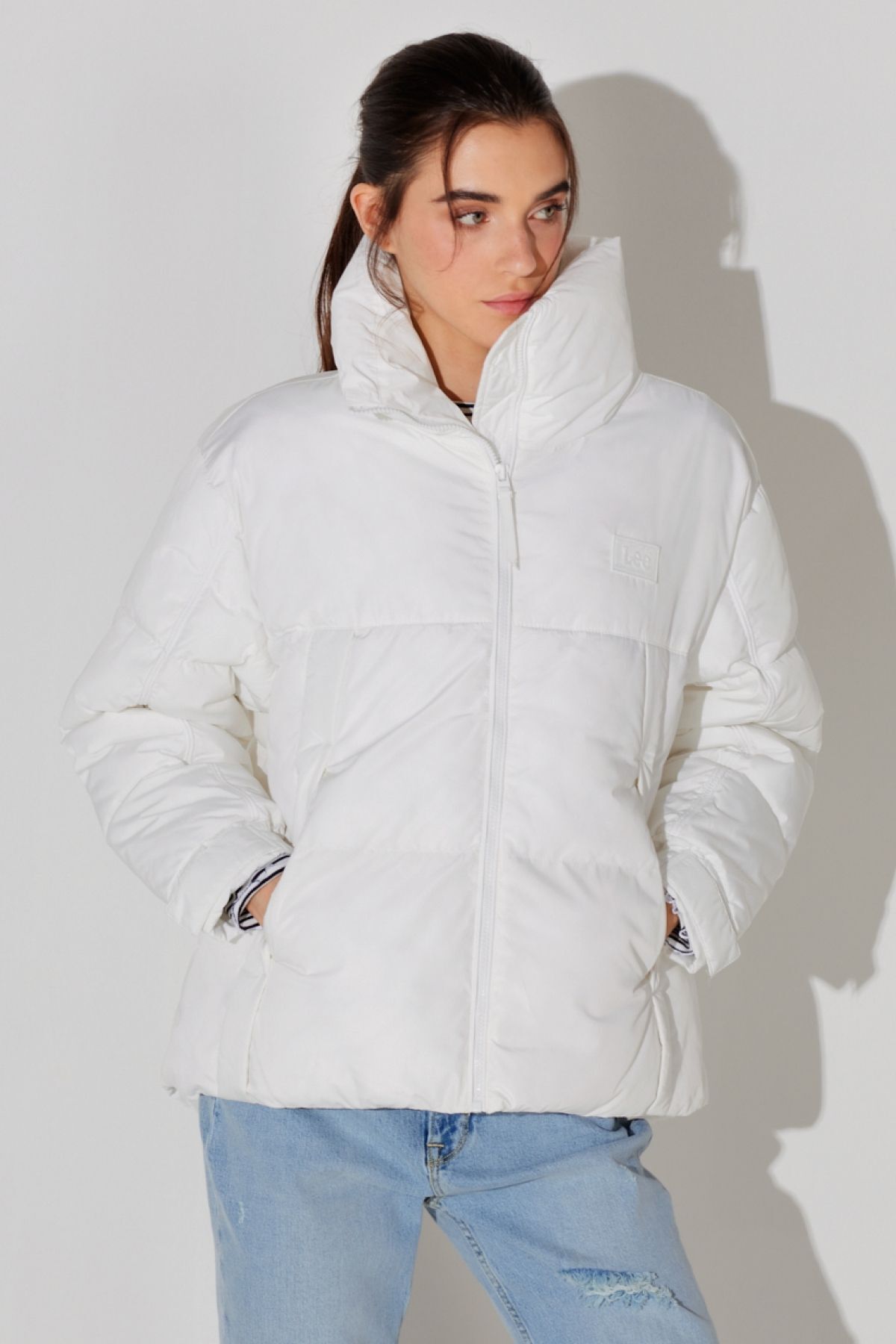 Loose Fit Rahat Kesim Dik Yaka Beyaz Şişme Mont Loose Fit Rahat Kesim Dik Yaka Beyaz Şişme Mont